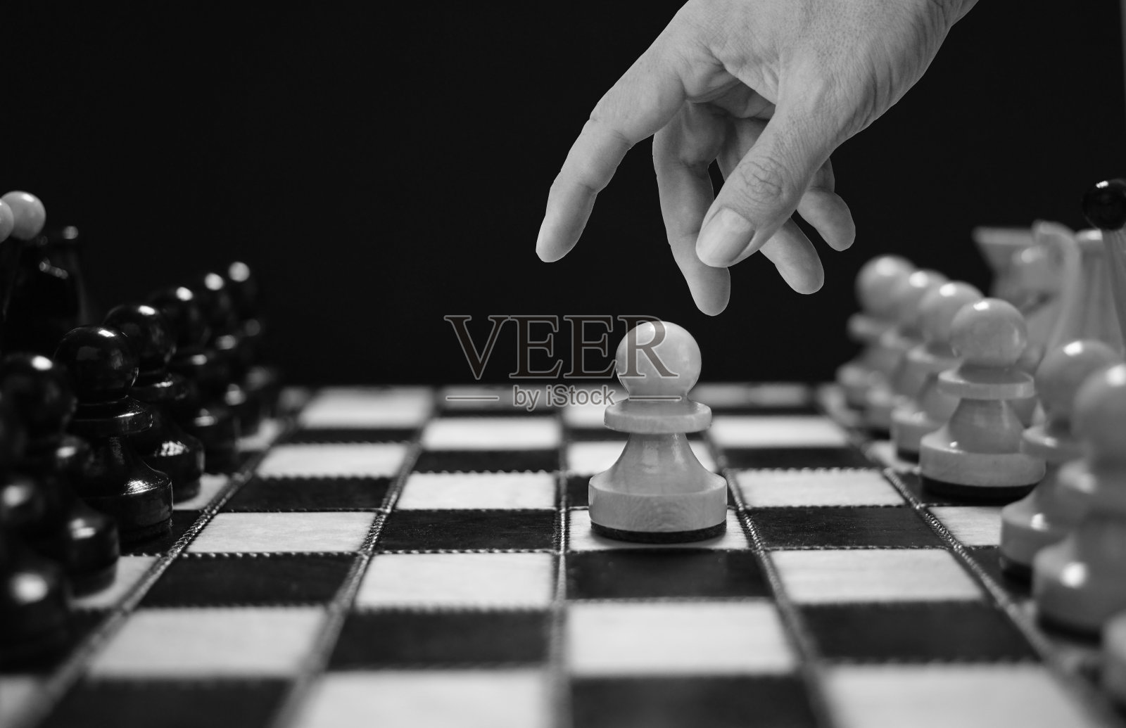 白兵前进的第一步。成功的候选人会在一群人中脱颖而出。职业发展，人才获取，释放你的潜力和领导力照片摄影图片