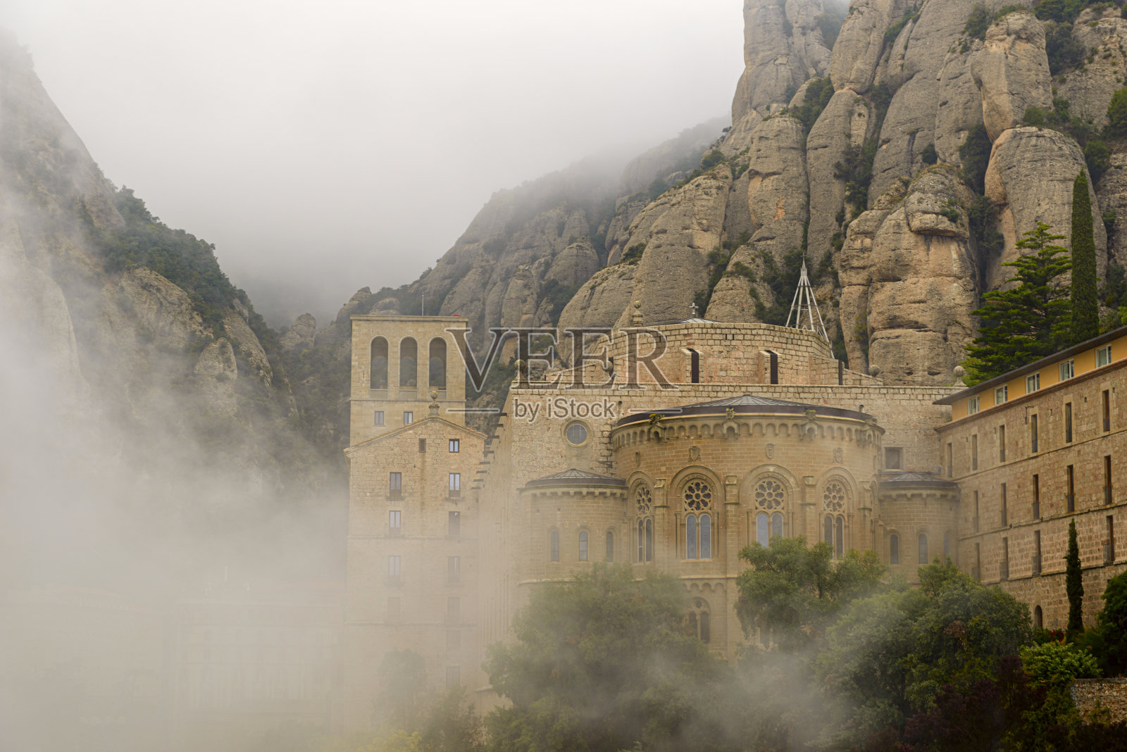 宁静的低语:探索迷人的蒙特塞拉特修道院在加泰罗尼亚照片摄影图片
