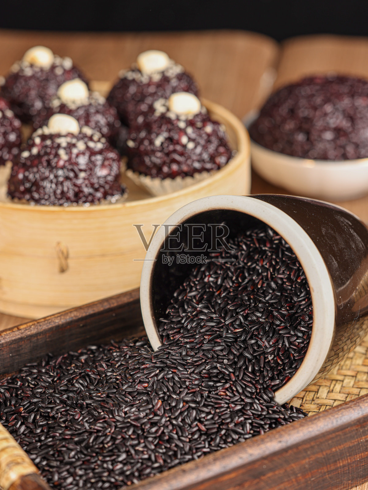 用红糯米和黑米做成的糕点，糯米点心(糯米粥)照片摄影图片