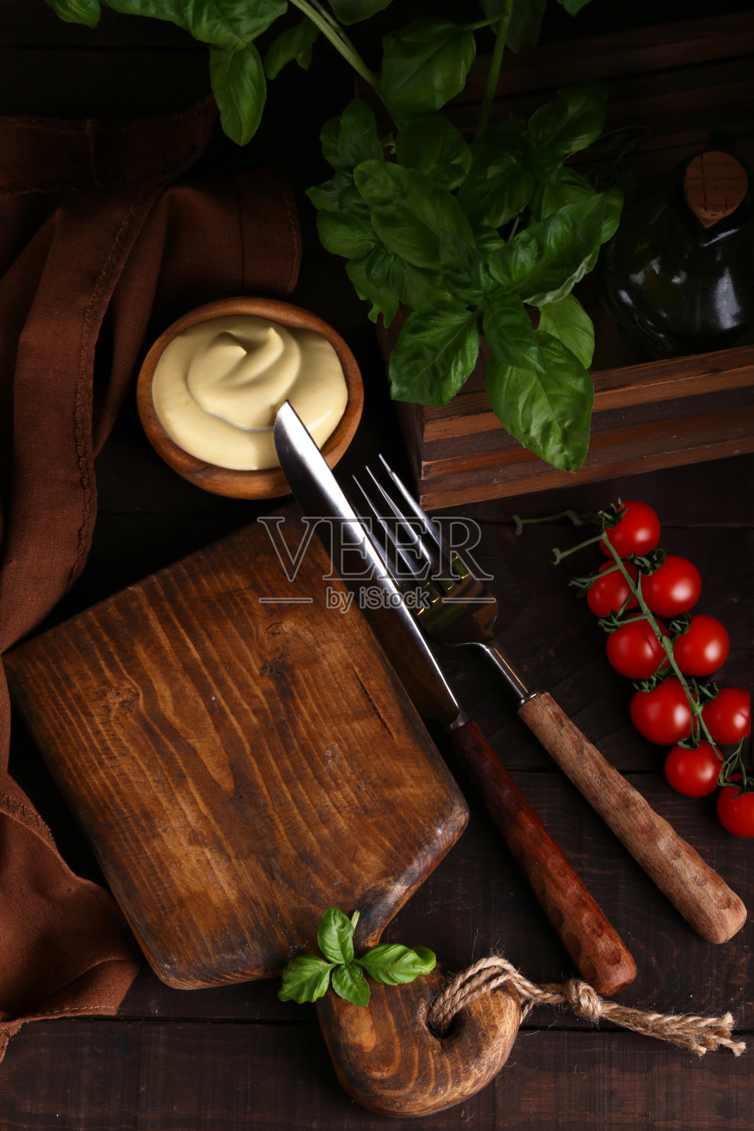 厨房木制背景与餐巾照片摄影图片