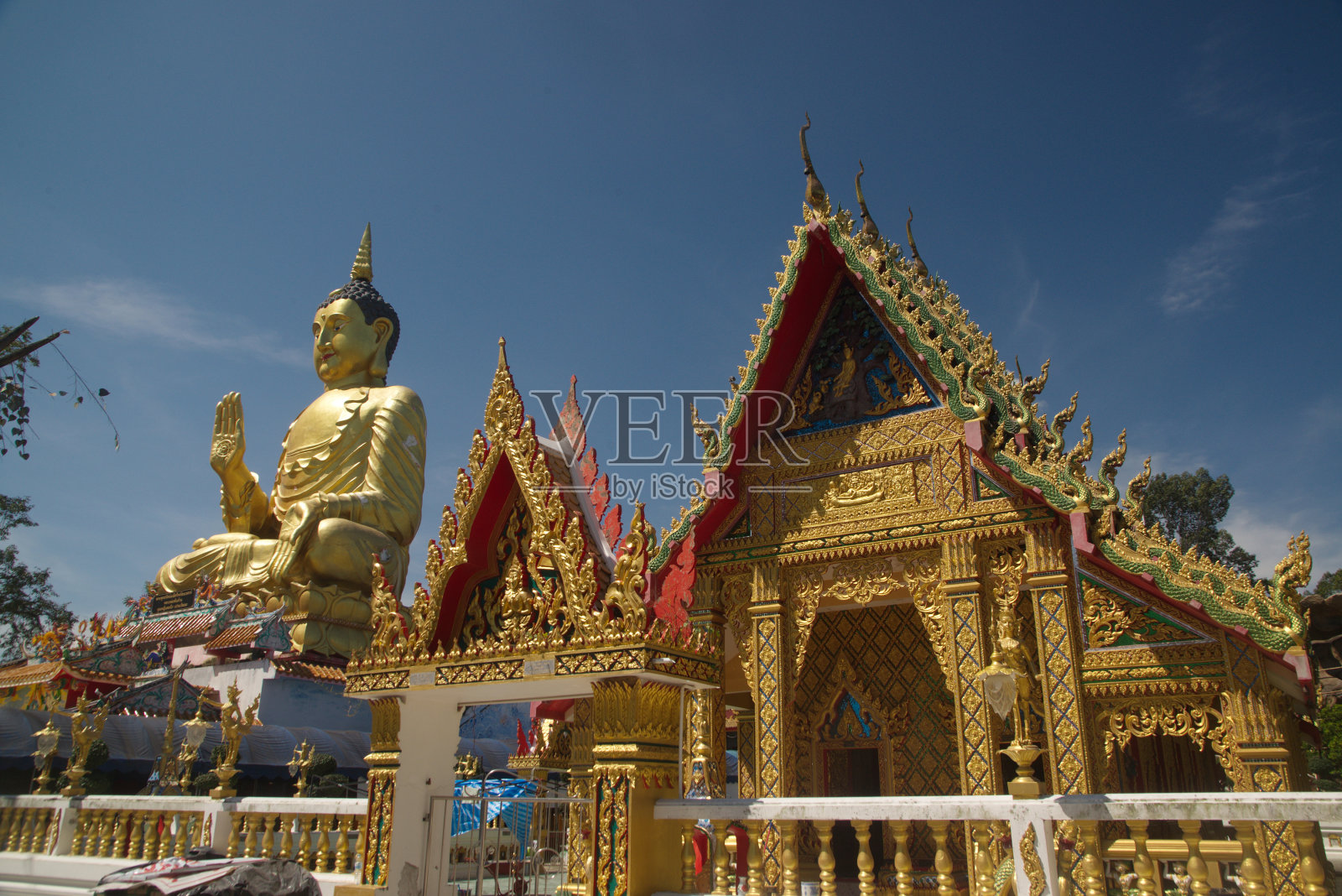 普拉放Ratanamani Srihathai Naresuan或Luang Por Pan Lan大型黄金坐在户外佛像和马尼旺寺的教堂。这是一个美丽而忠实的佛像。照片摄影图片