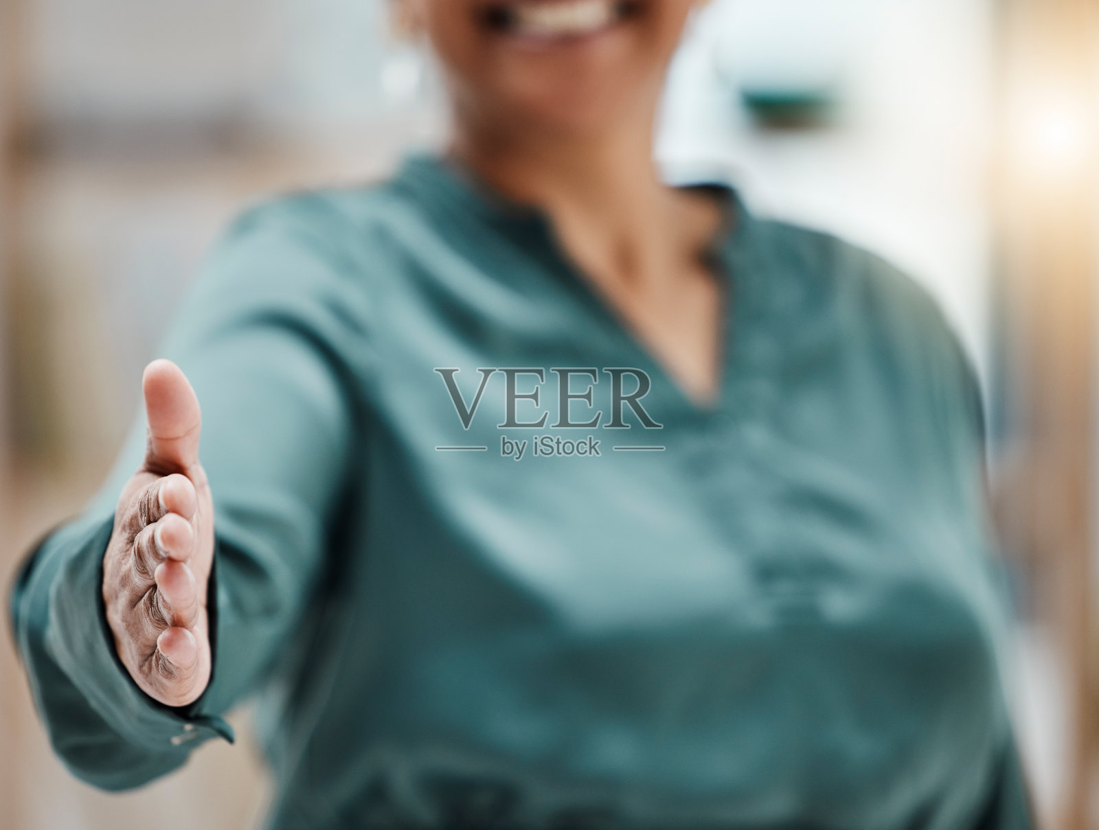 手，女人和握手b2b交易，欢迎和感谢手势在模糊的背景。在面试、招聘和业务整合时，与hr女士握手，提供会议标志照片摄影图片