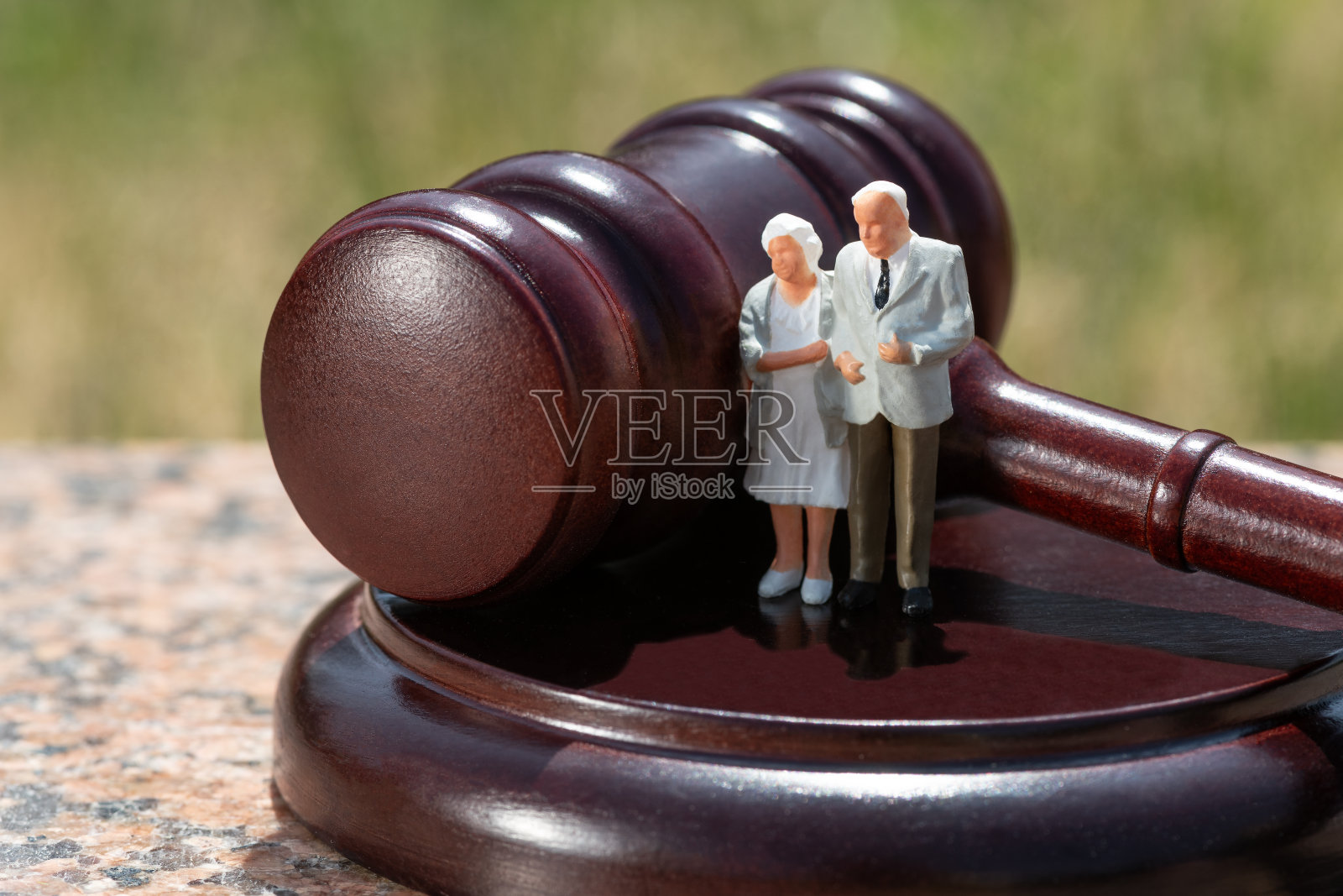 法官的法槌和一对老夫妇模型照片摄影图片