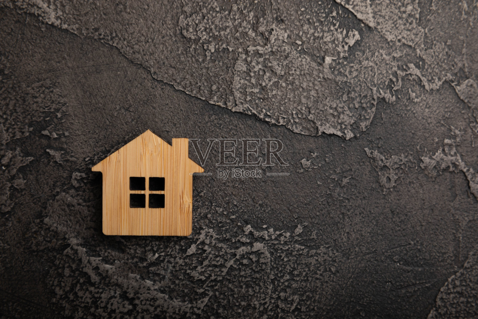 带钥匙链的房子形状的钥匙。背景构图。设计元素。房地产和保险概念。副本的空间。照片摄影图片