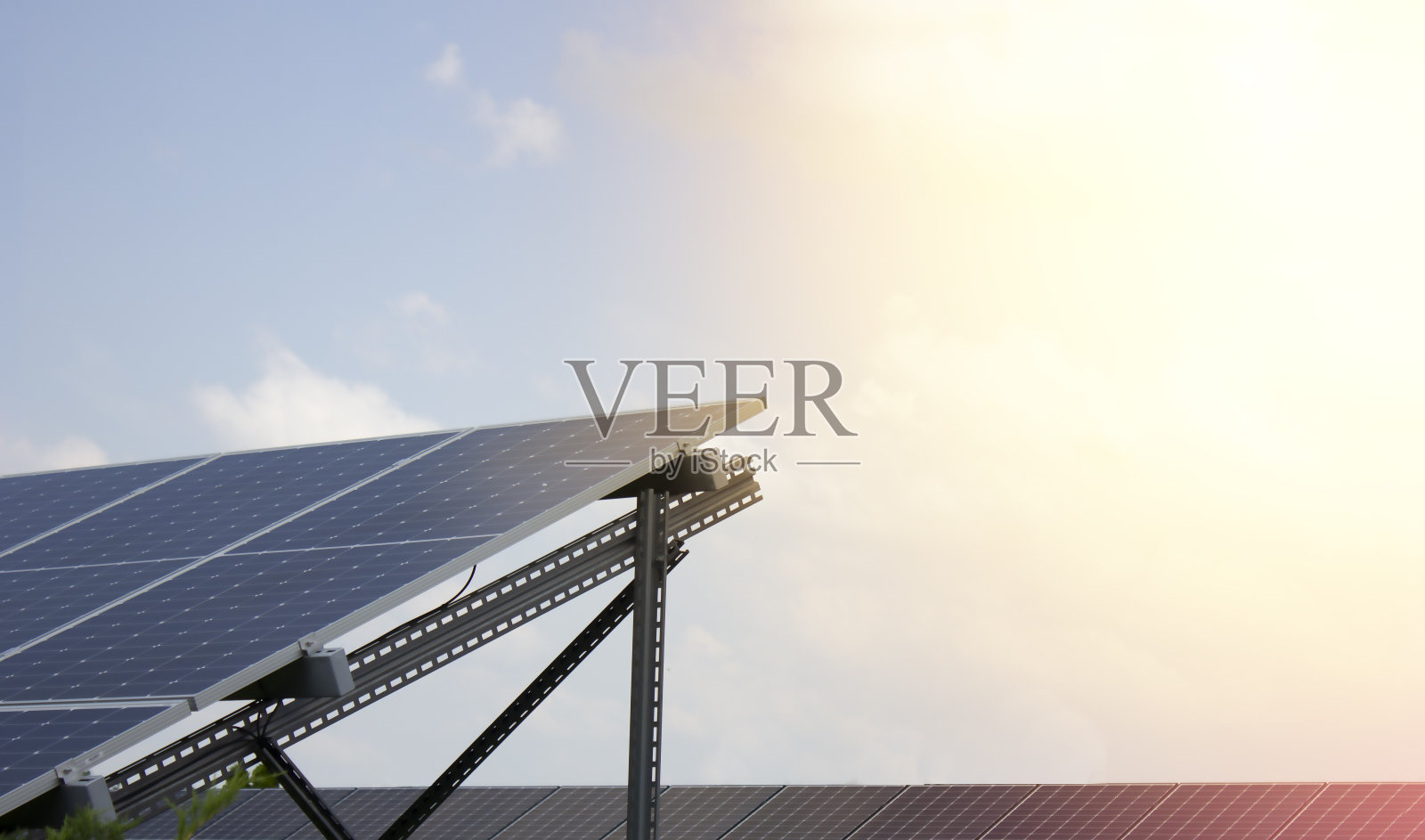 太阳能电池板，靠近天空的背景。照片摄影图片