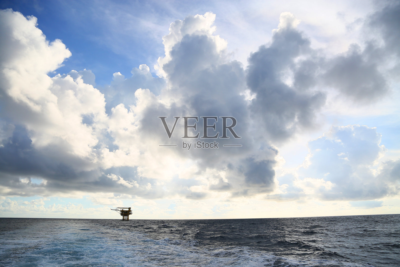 海上油气生产建设平台。石油和天然气行业的辛勤工作。生产平台和操作过程有手动和自动控制功能。照片摄影图片