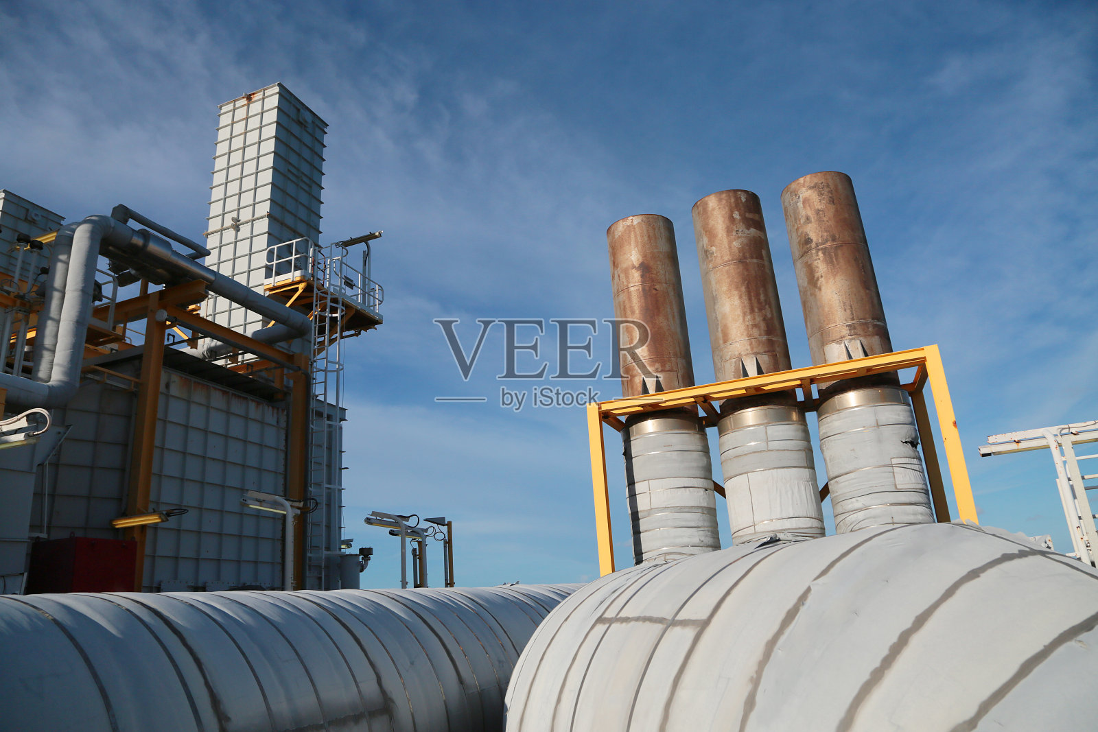 石油和天然气生产过程用机械或涡轮机组。油气平台上发动机的排气管路。该装置由技术人员操作和维修，由工程师维护。照片摄影图片