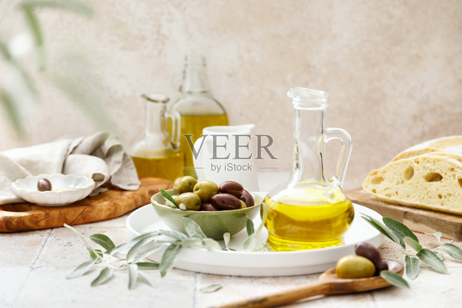 橄榄，恰巴塔和橄榄油装在瓶子里照片摄影图片