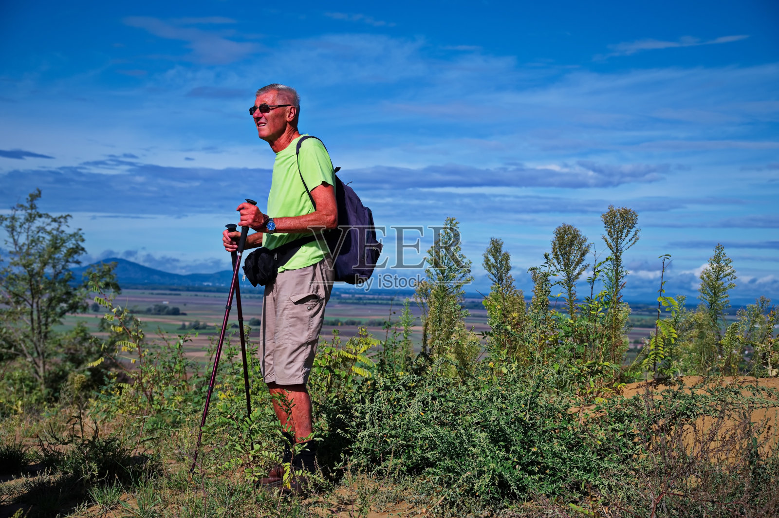 老人使用手杖照片摄影图片