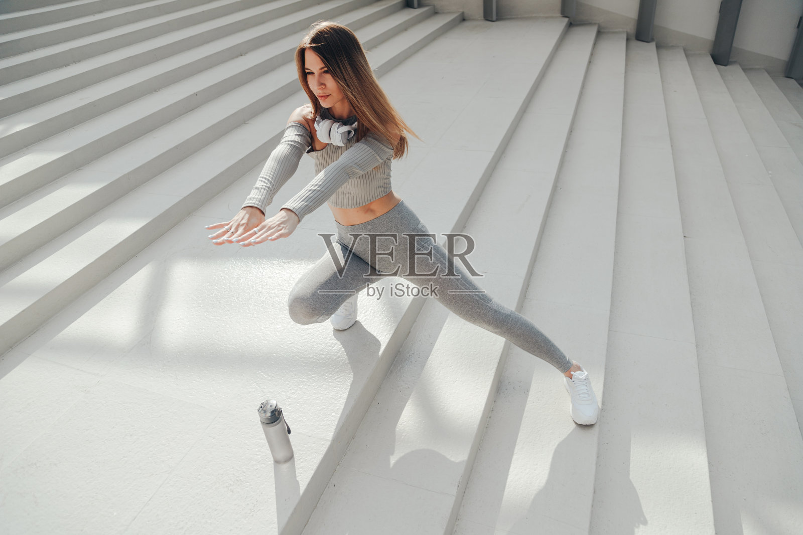 运动的欧洲女人在户外锻炼前伸展双腿照片摄影图片