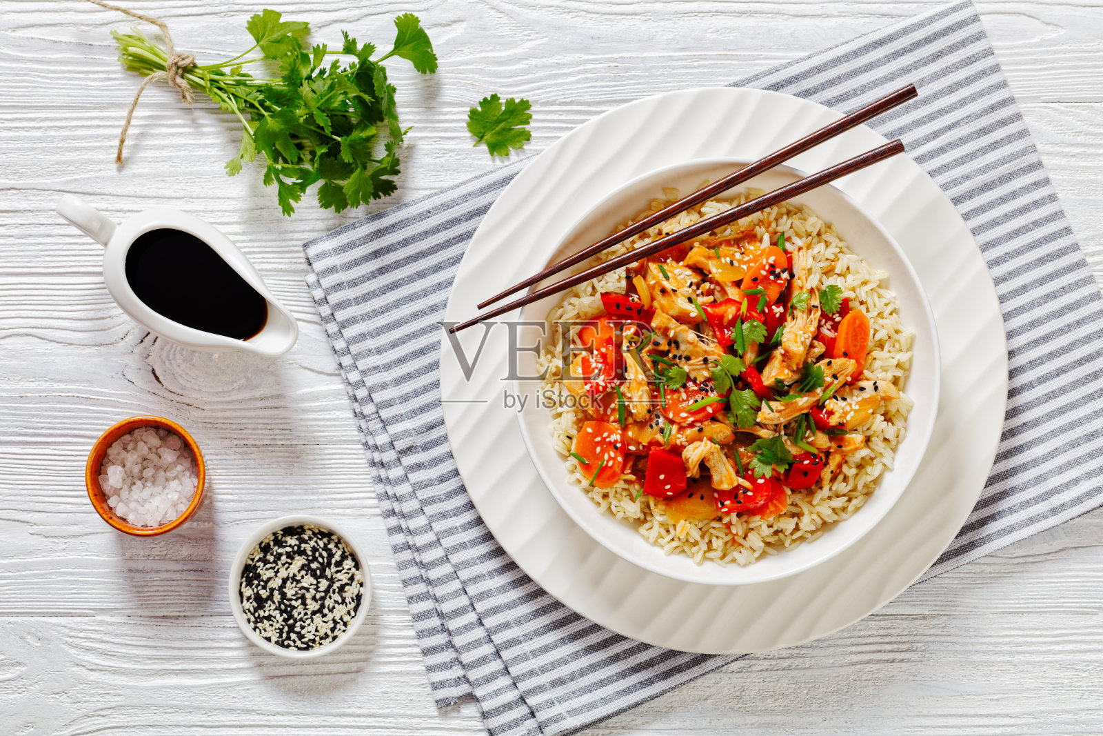 糖醋鸡配蔬菜和米饭照片摄影图片