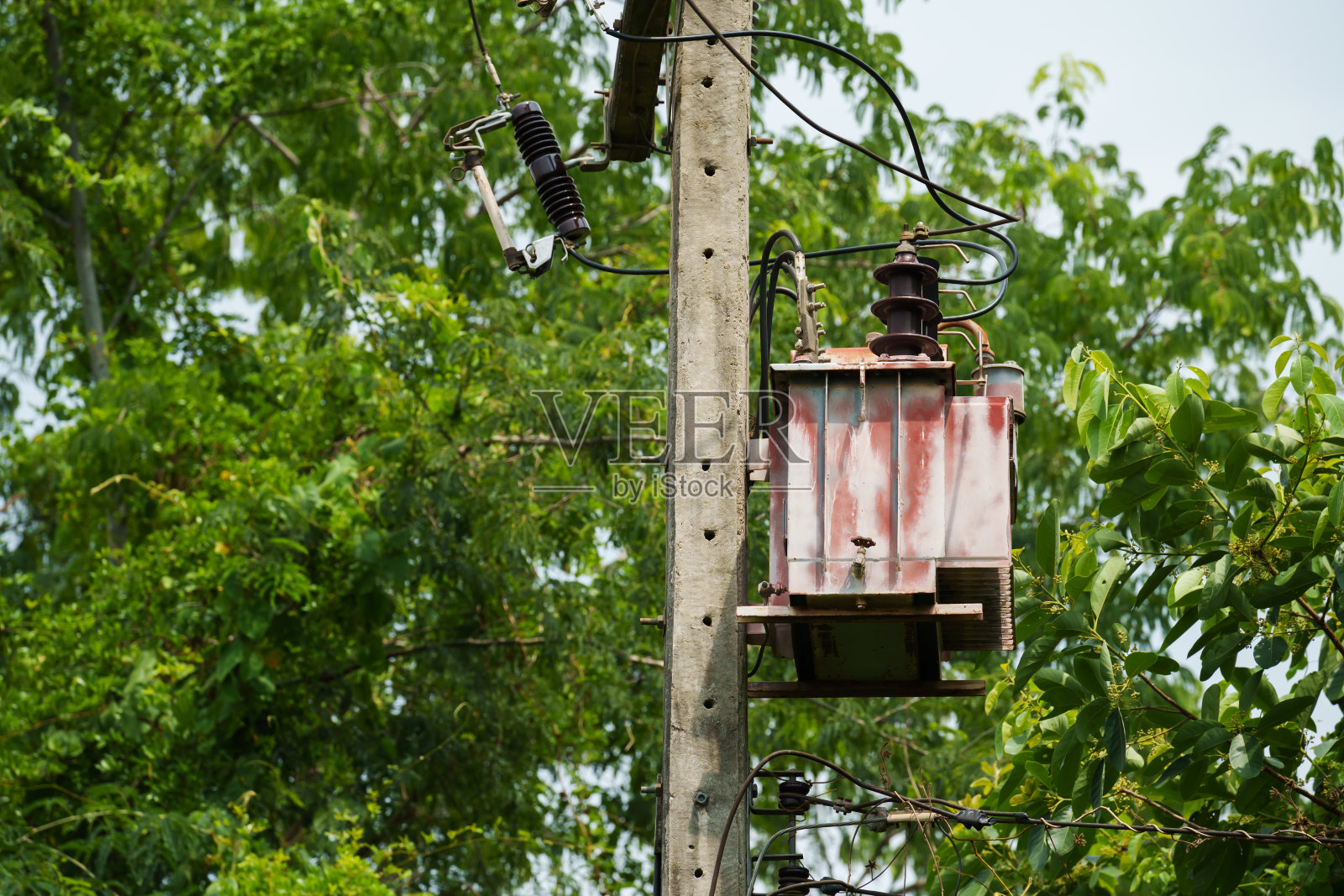 带电杆的旧变压器照片摄影图片