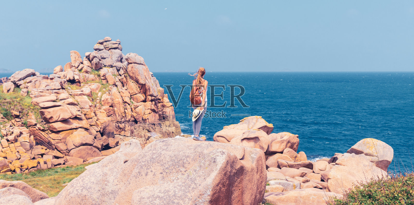 女游客在布列塔尼-粉红色花岗岩海岸和大西洋，法国照片摄影图片