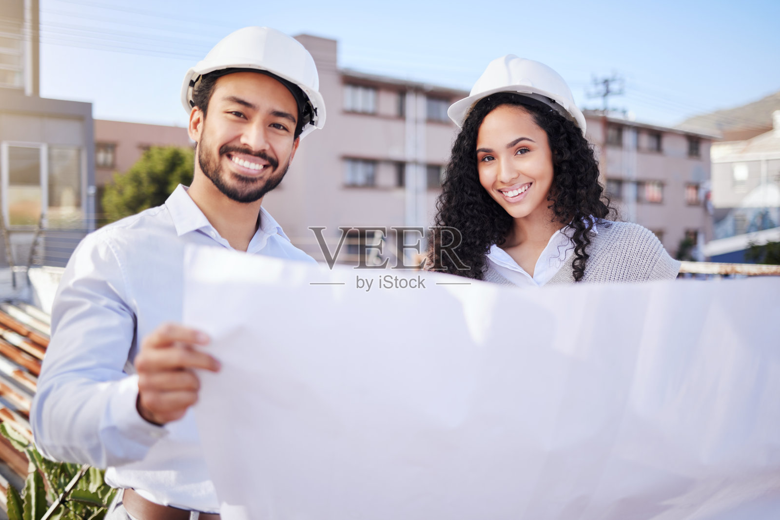 蓝图、施工现场或工程人员画像在开发项目规划或协作中。团队合作，微笑或快乐的工业设计师和建筑纸，经理或建筑照片摄影图片