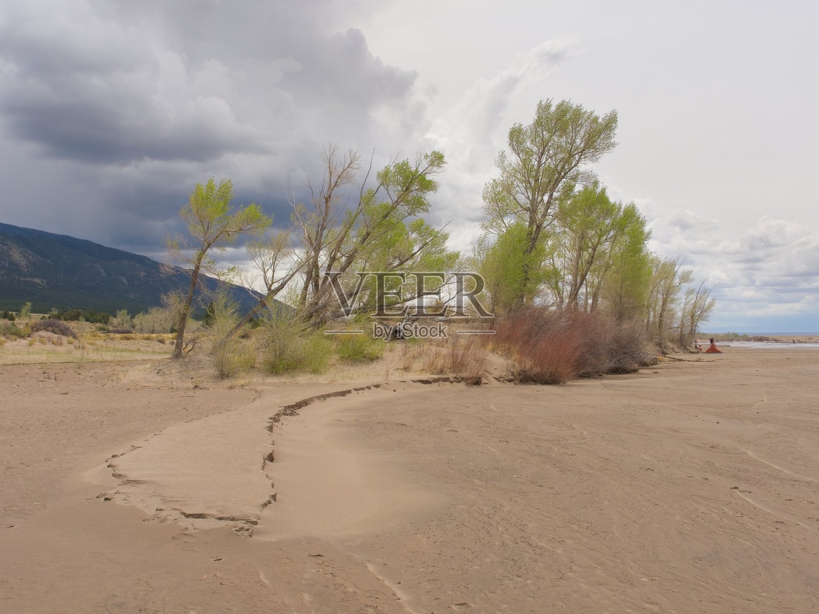 弯弯曲曲的沙丘通向阿斯彭，风暴云聚集在桑格雷德克里斯托山脉上照片摄影图片
