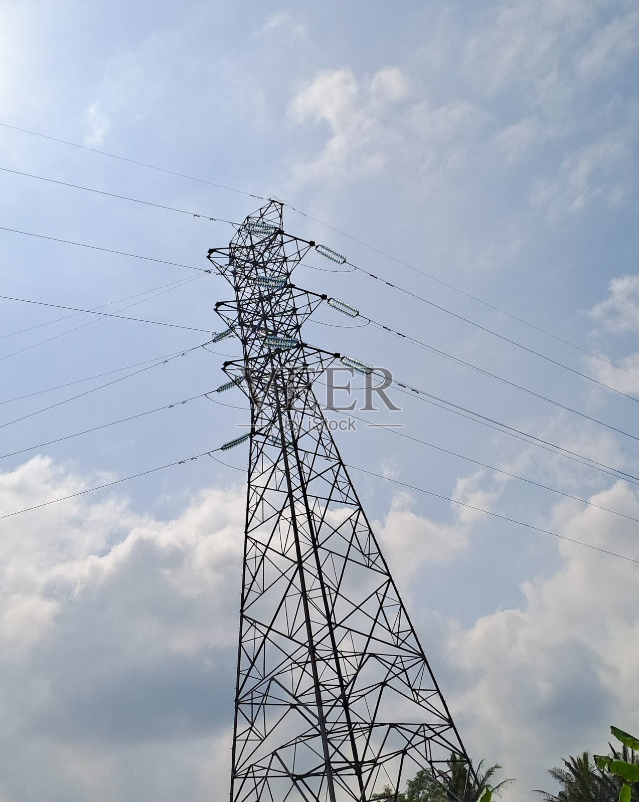 高压电塔背景蓝天白云照片摄影图片