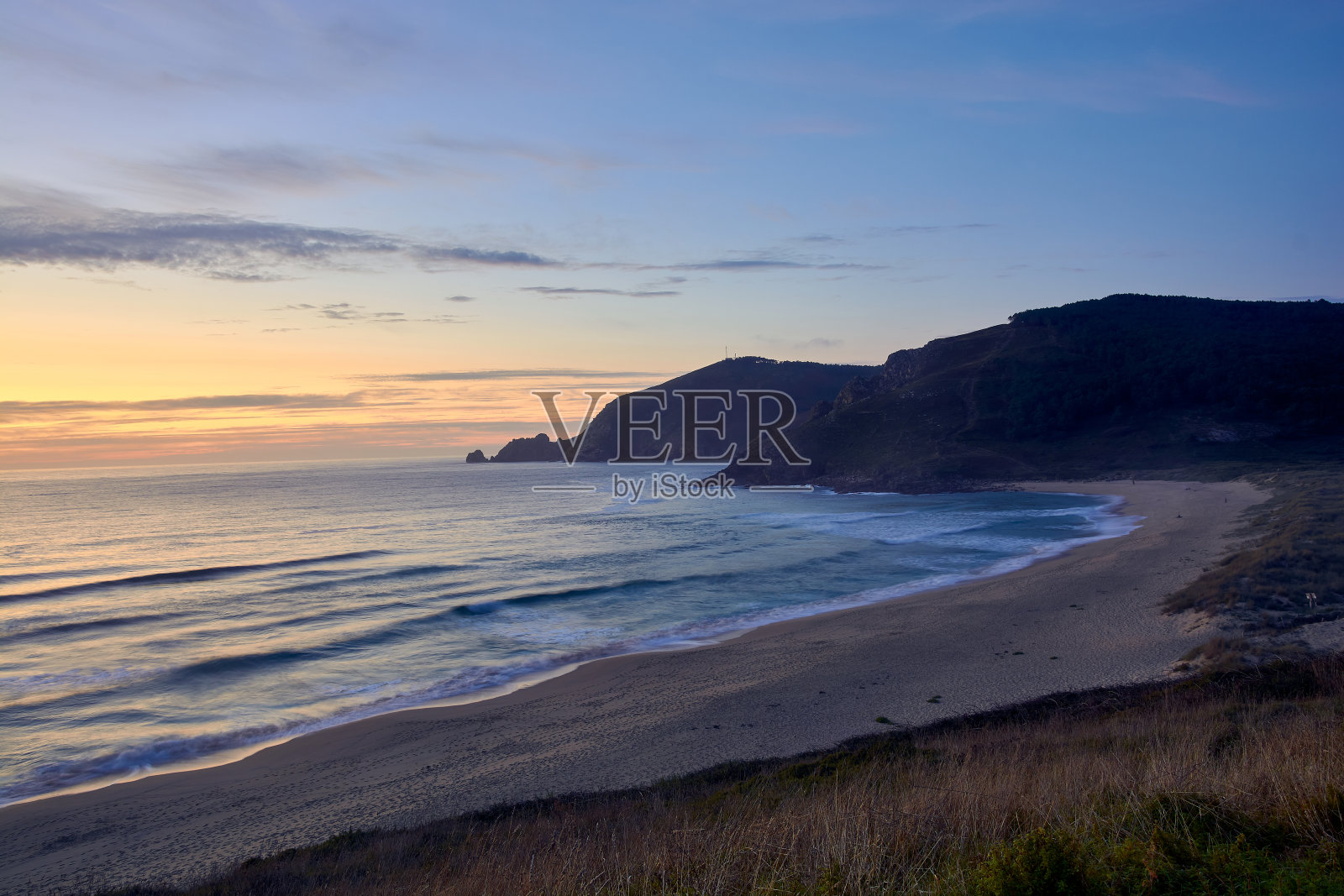 西班牙加利西亚的菲尼斯特雷日落。在Costa da Morte的Mar de Fora海滩和Nave cape。照片摄影图片