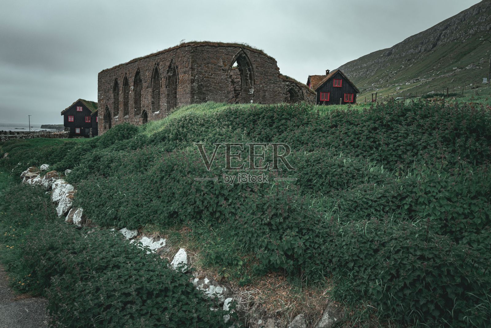 法罗群岛的小村庄Kirkjubour拥有风景如画的历史建筑照片摄影图片