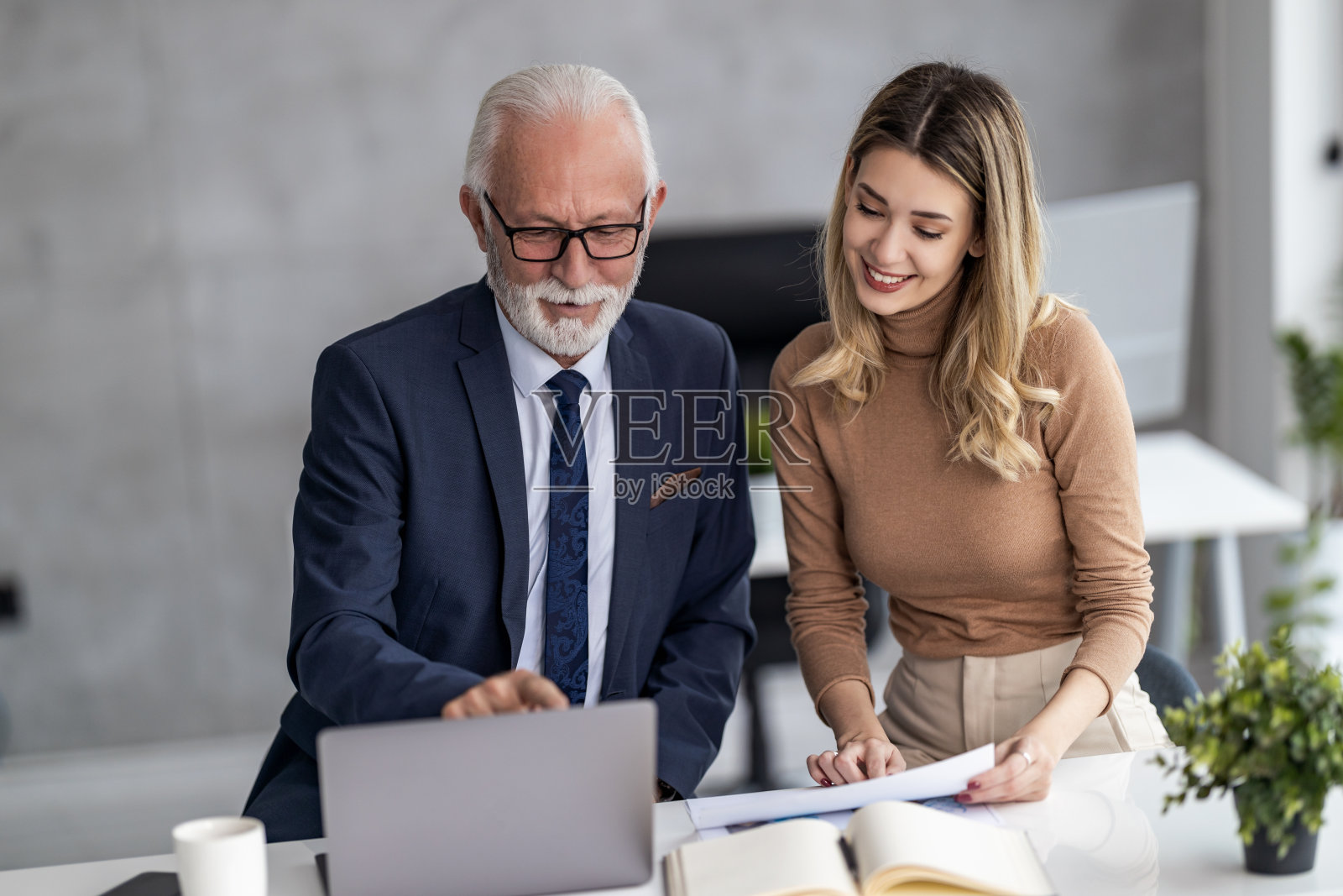 网页设计师在办公室工作，计划新的网站照片摄影图片