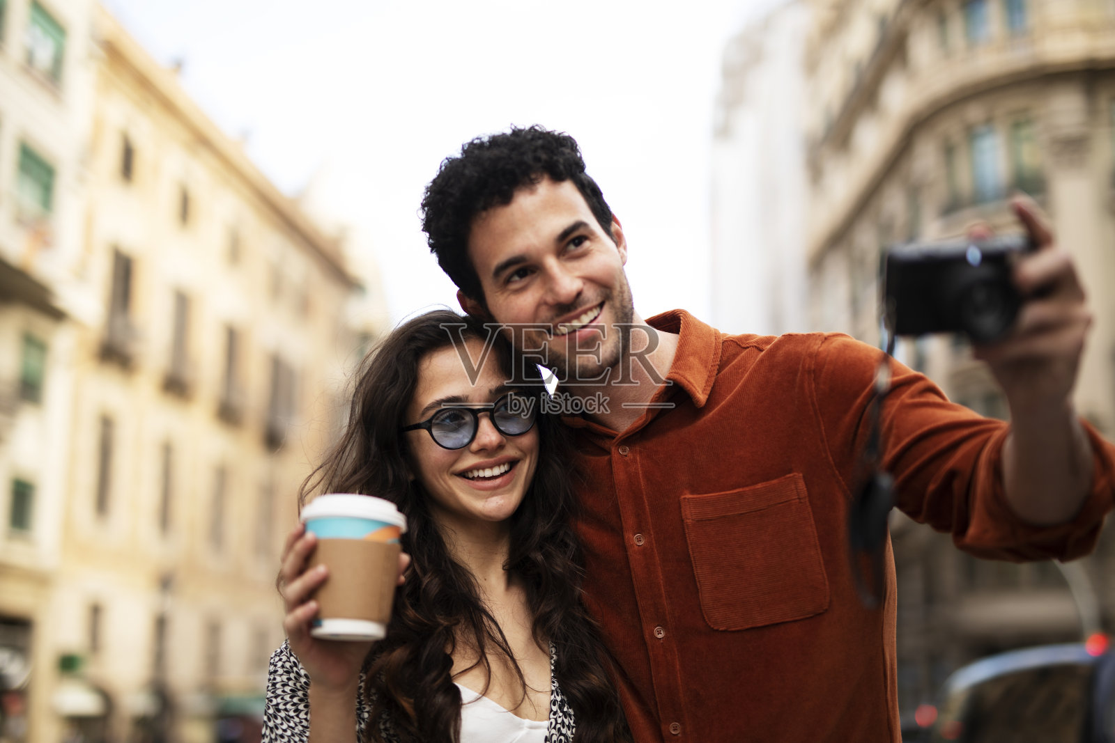 旅行夫妇用相机拍照。照片摄影图片