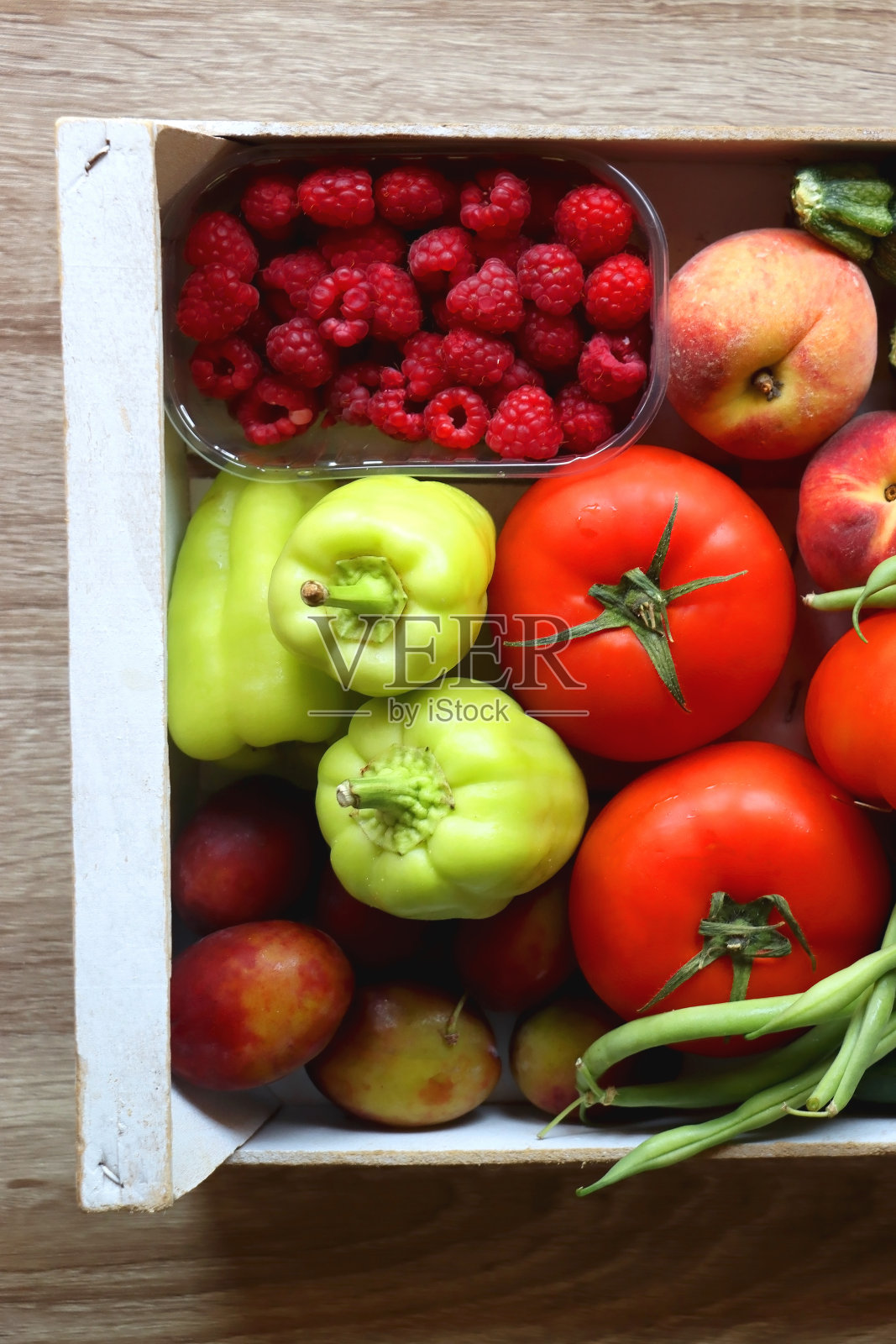 装有水果和蔬菜的板条箱照片摄影图片