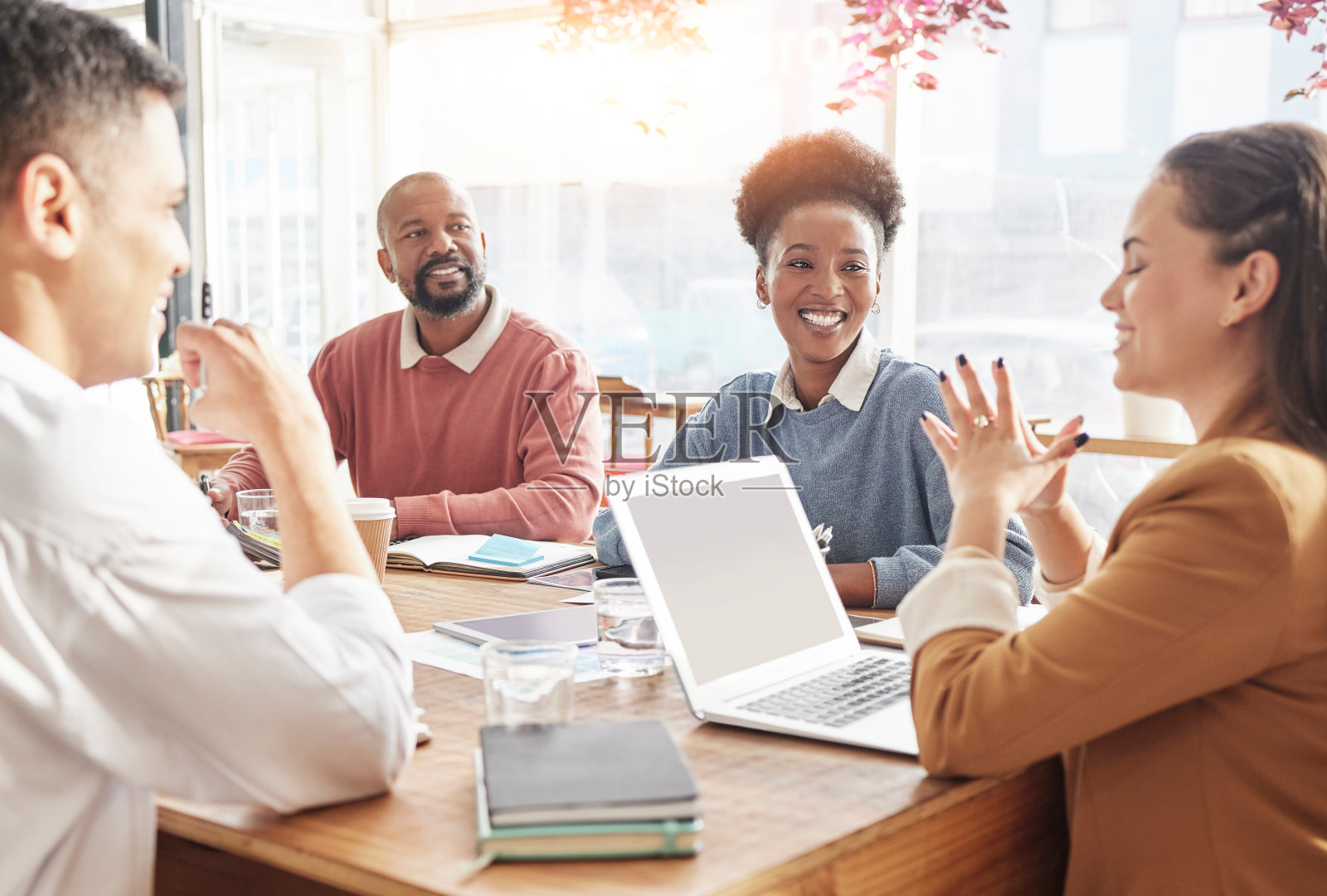 创造性的人，笔记本电脑和屏幕模型在会议上的合作，计划或战略在办公室。一群快乐的员工设计人员正在为启动计算机显示的项目计划工作照片摄影图片