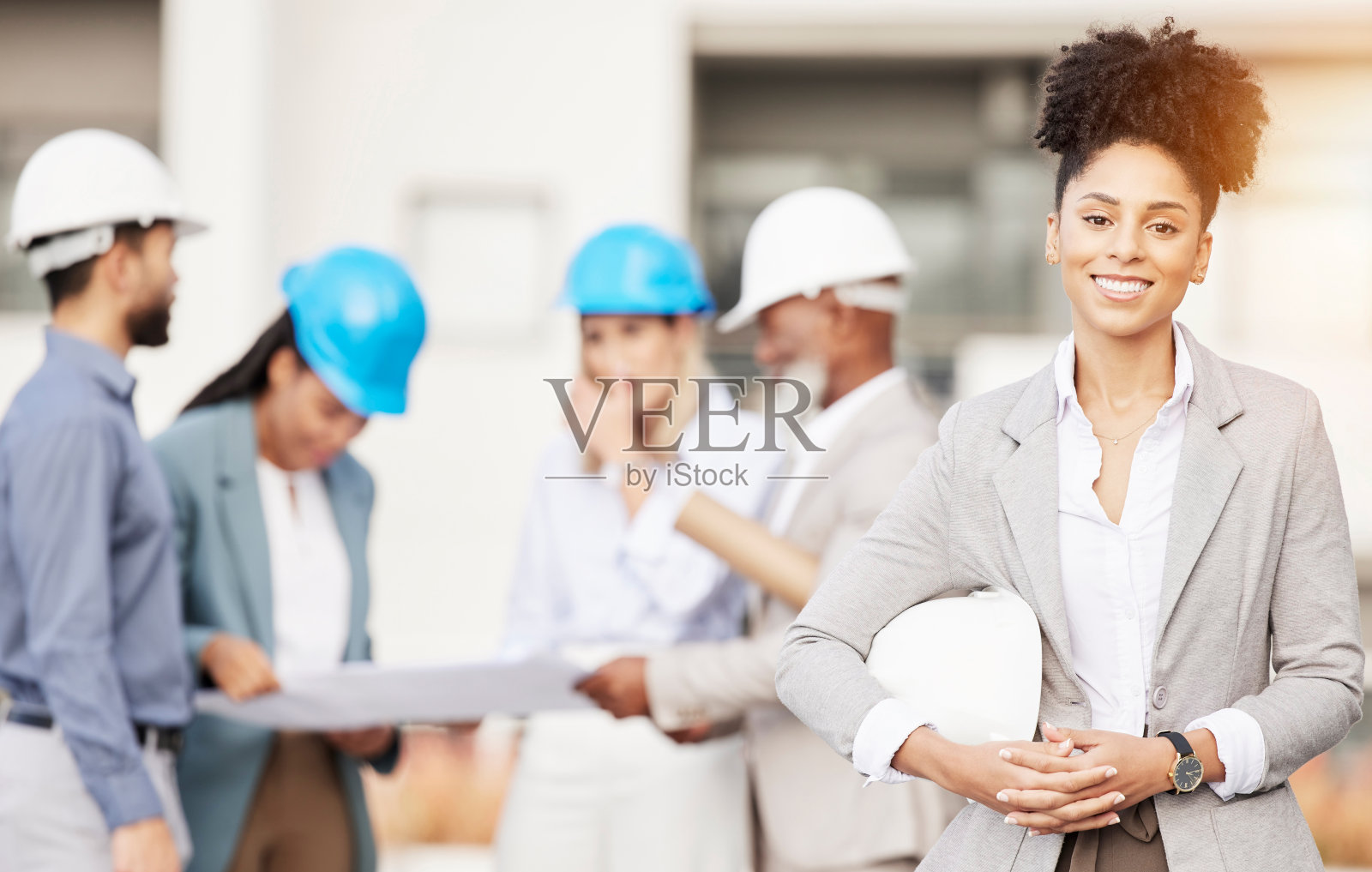 建筑，工程师和妇女肖像与团队建设，施工现场和规划。工程，领导和快乐的女性承包商房地产开发和维护照片摄影图片