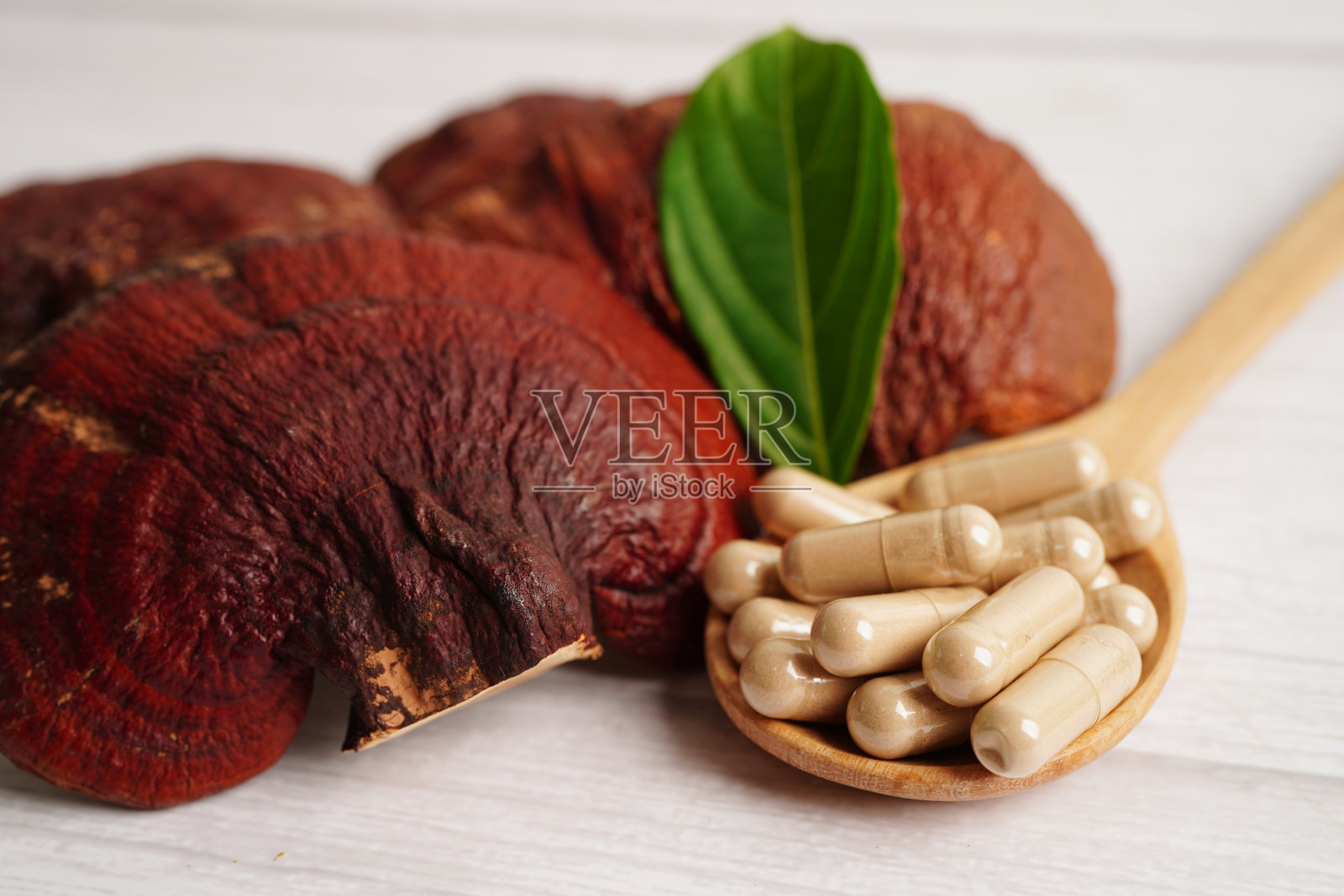 灵芝或灵芝用胶囊，有机天然健康食品。照片摄影图片