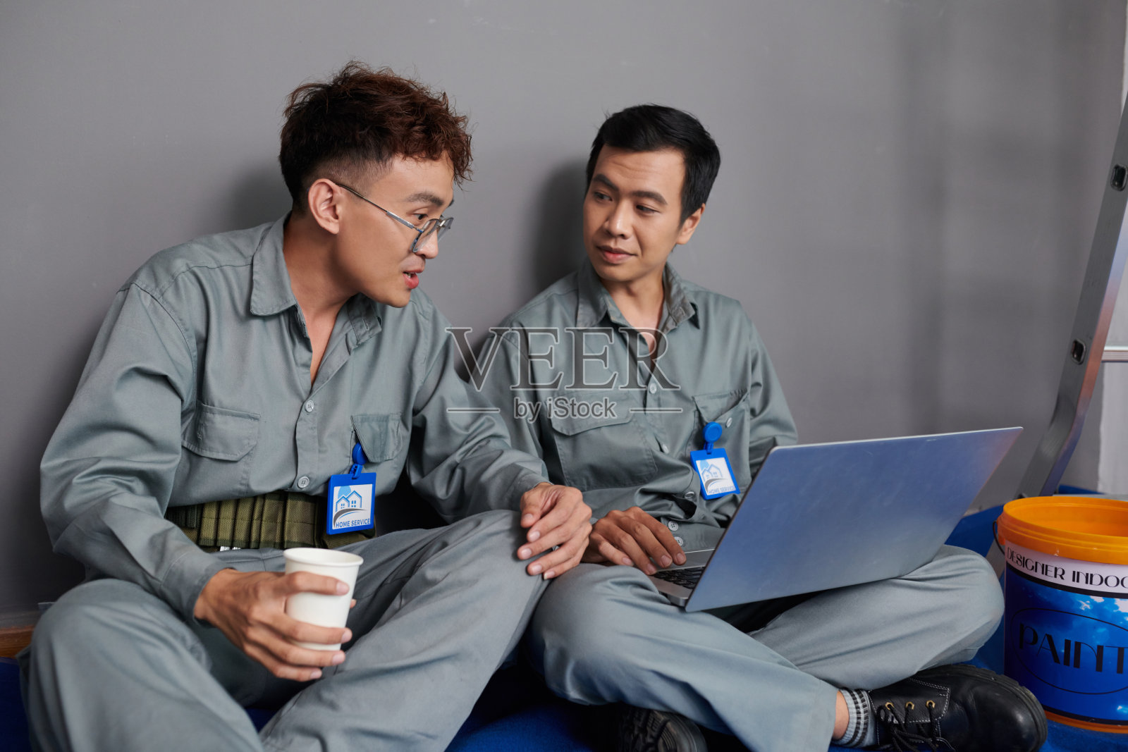 计划房屋装修的工人照片摄影图片