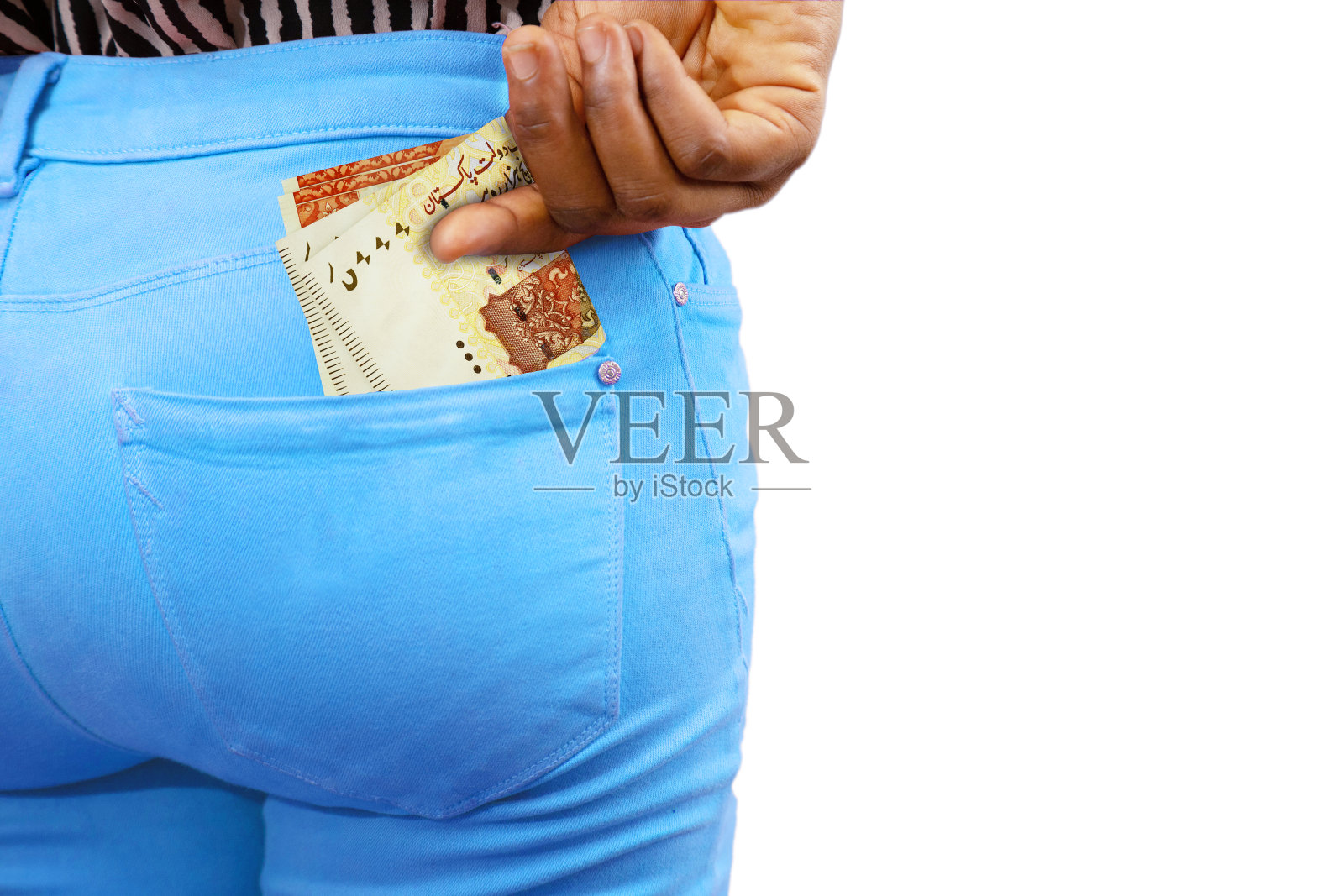 黑人女士把几张巴基斯坦卢比钞票放进她的后口袋。把钱从口袋里拿出来，拿着钱照片摄影图片