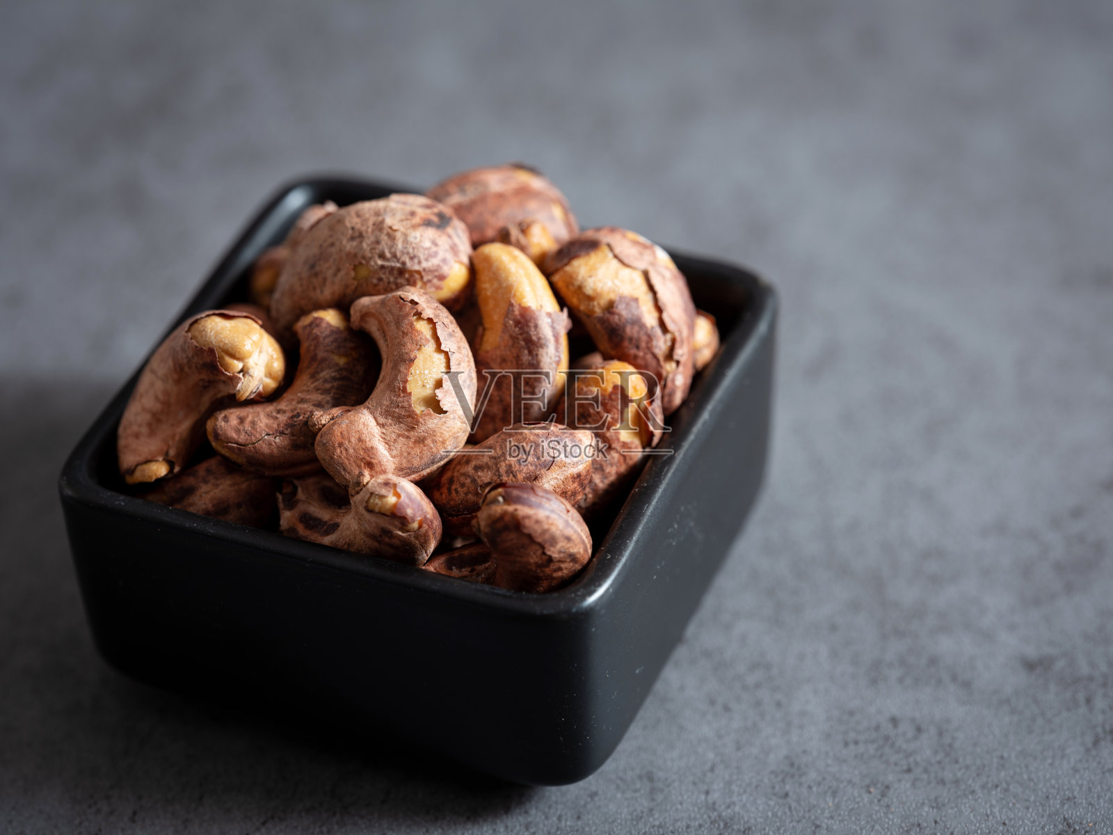 烤腰果放在盘子里照片摄影图片