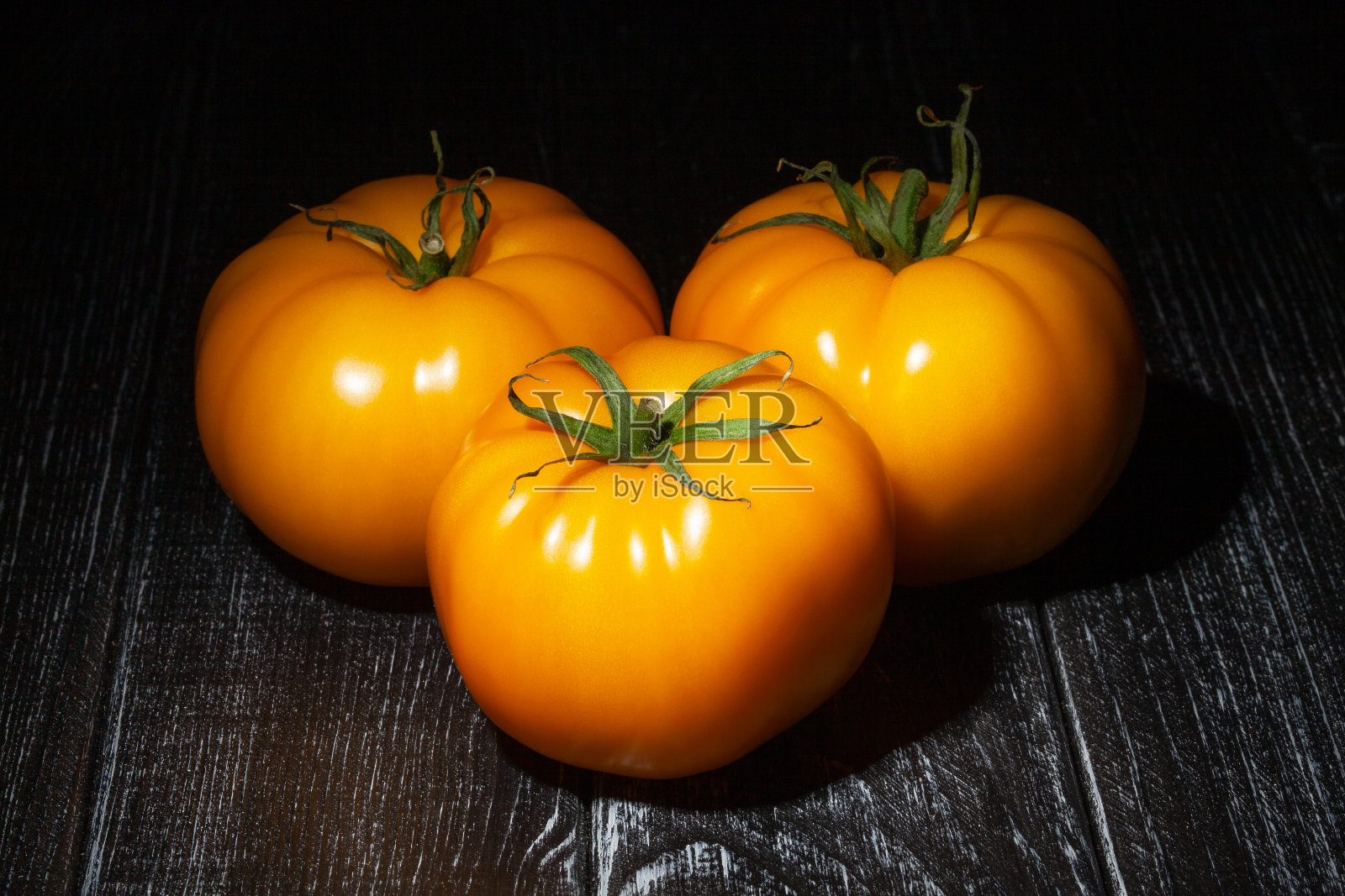 木头上的黄番茄照片摄影图片