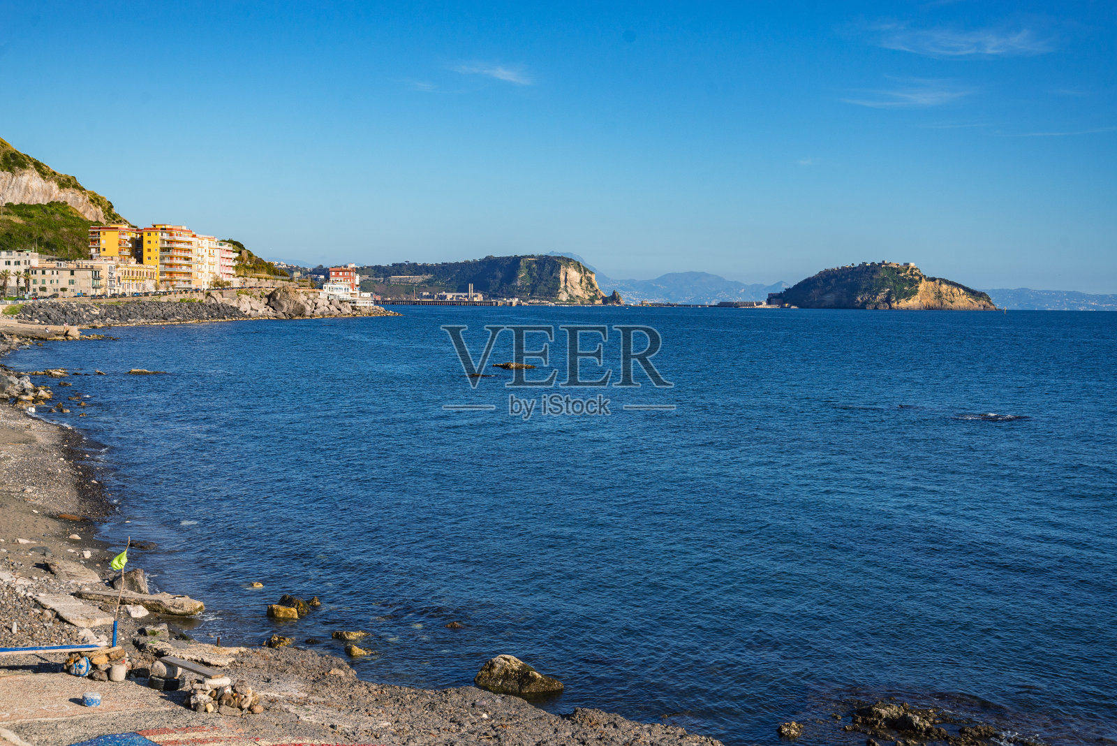 从海滨眺望波佐利湾和尼西达岛照片摄影图片