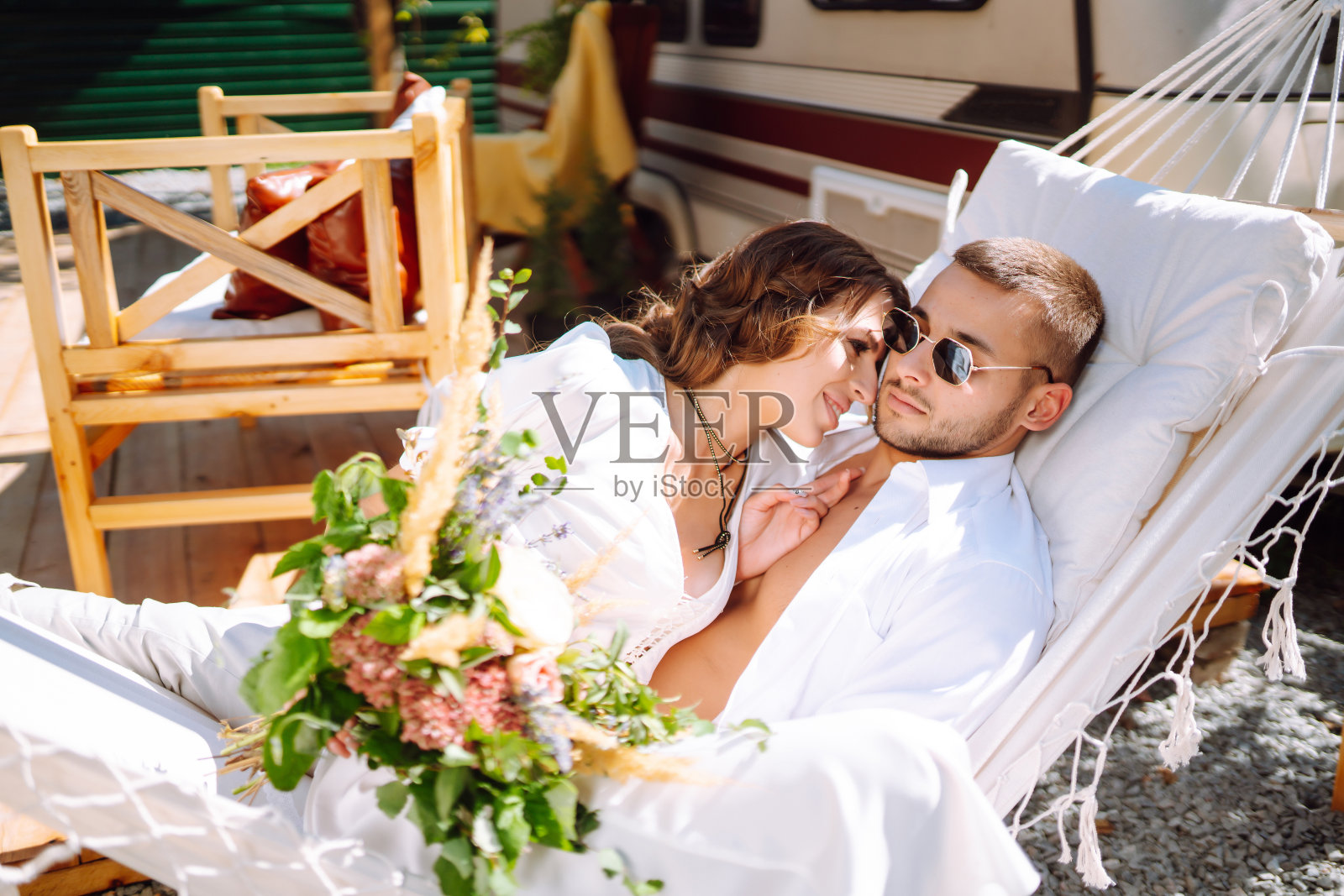 新婚夫妇在拖车里休息。照片摄影图片