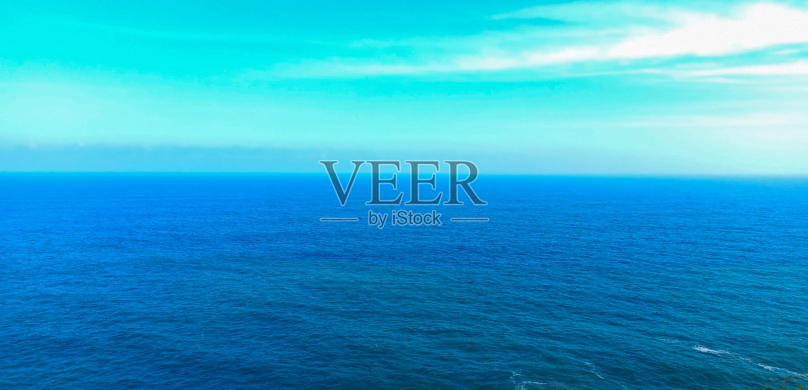 蓝色海洋和蓝天背景的水平照片照片摄影图片