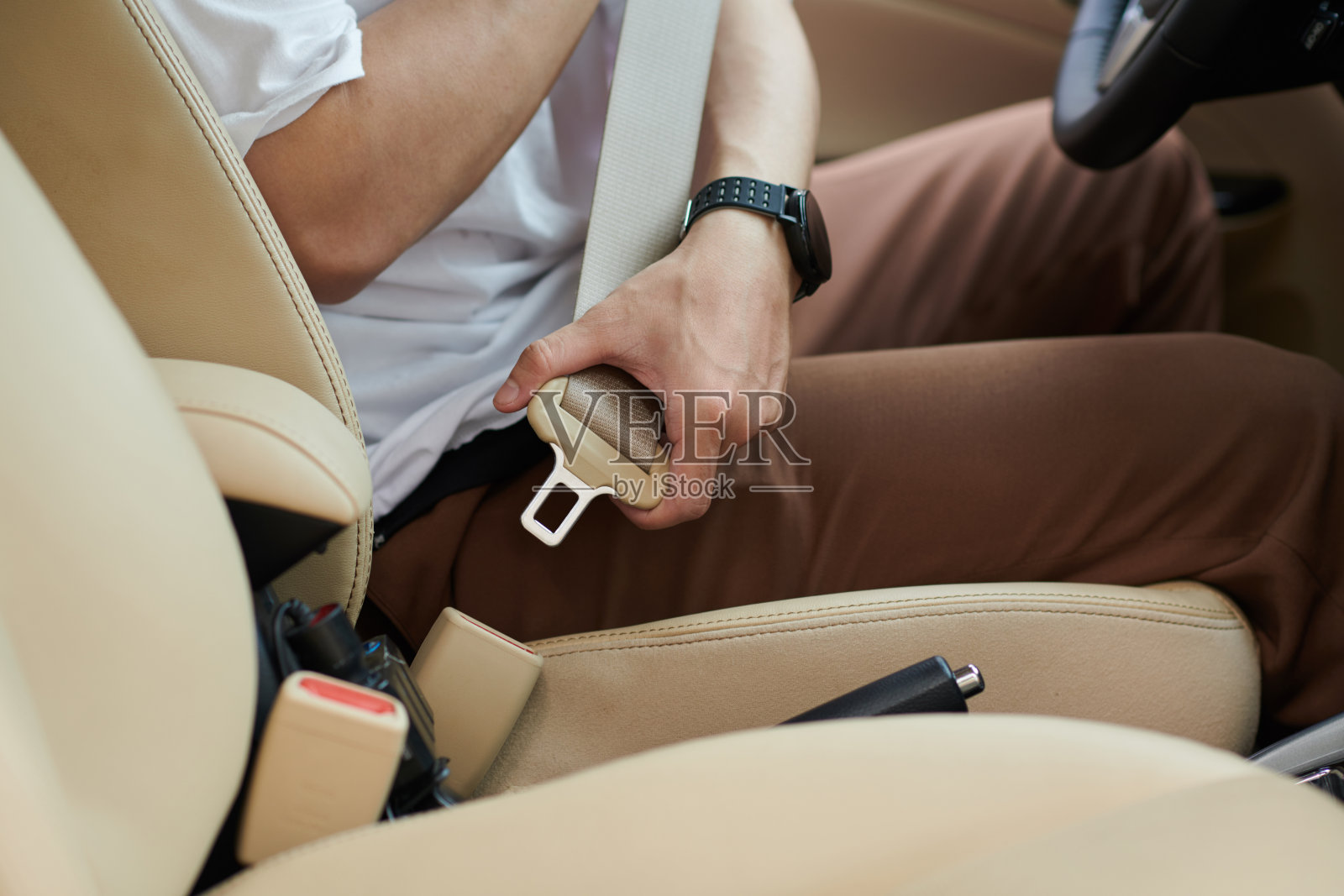 汽车驾驶员紧固座椅节拍照片摄影图片
