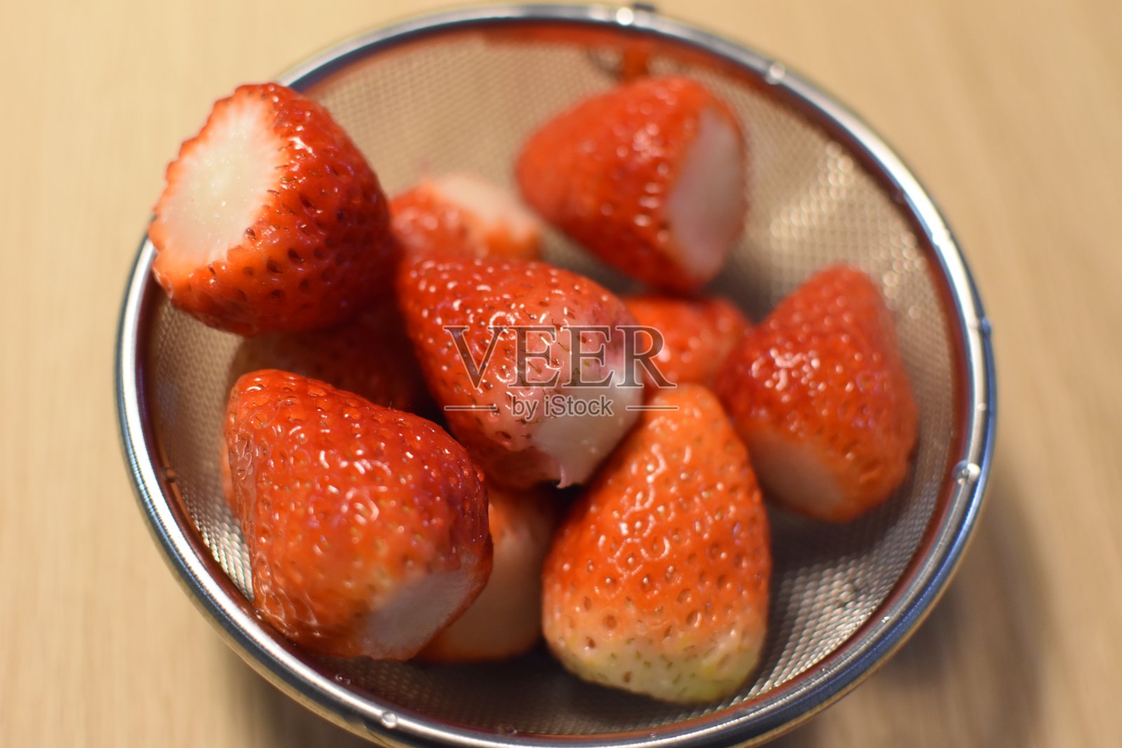 碗里的草莓照片摄影图片