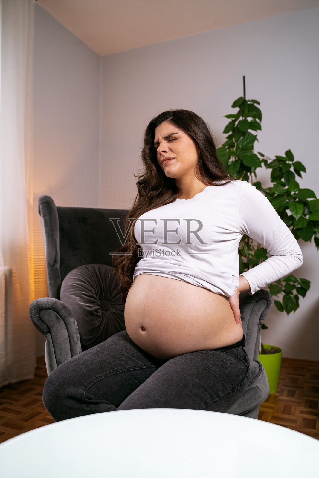 背痛的年轻孕妇照片摄影图片