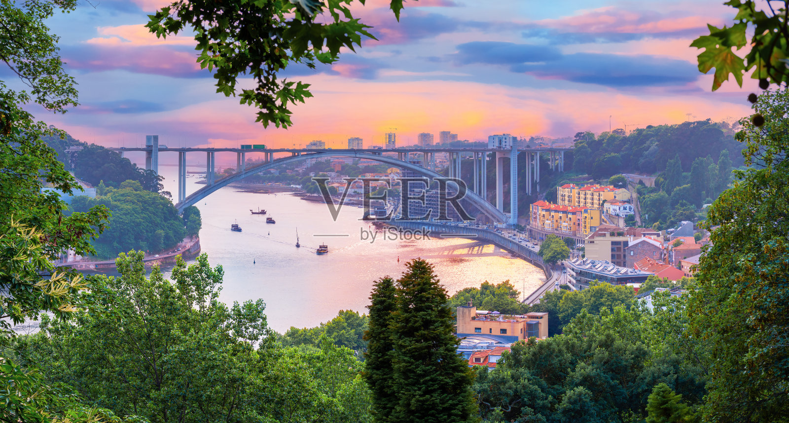 日落时分波尔图市著名的拱桥景观照片摄影图片