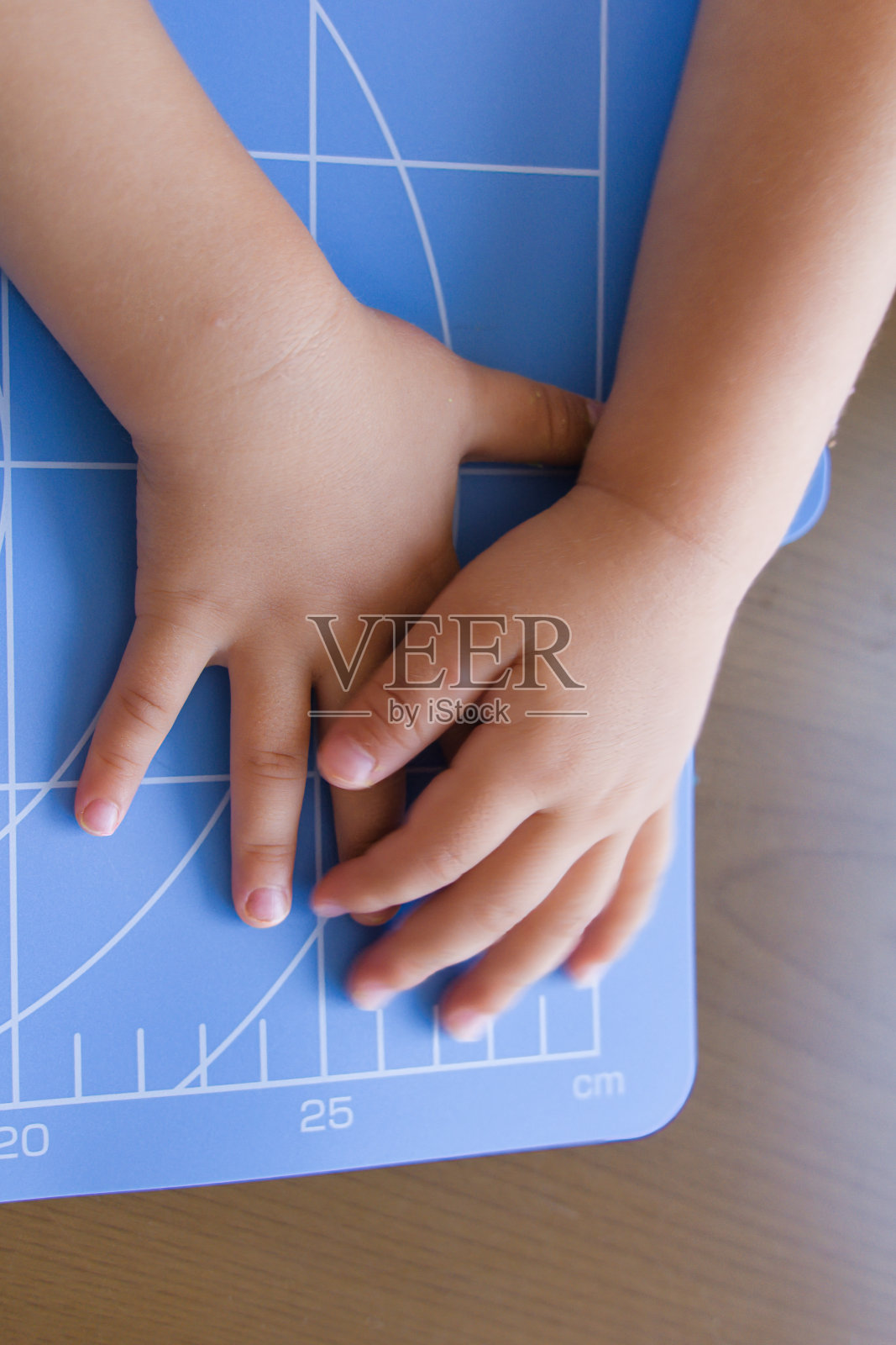 可爱的孩子玩粘土的手照片摄影图片