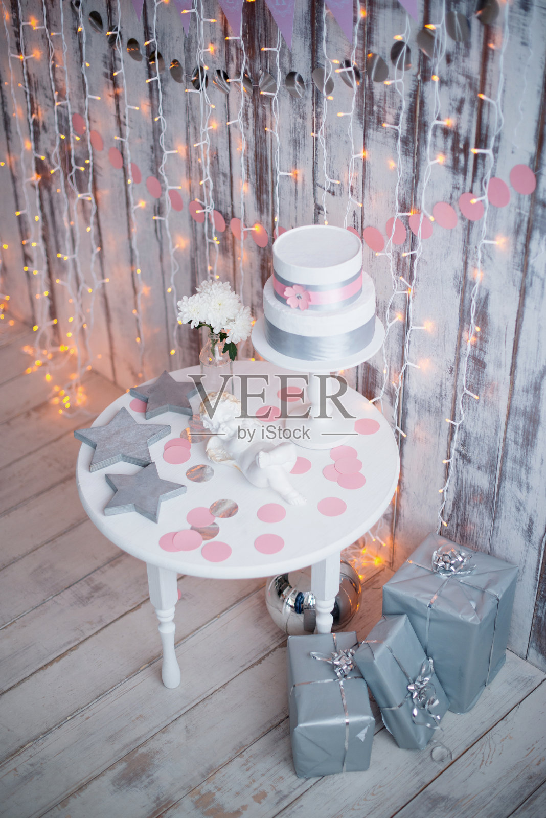 儿童生日派对装饰，白色背景。照片摄影图片