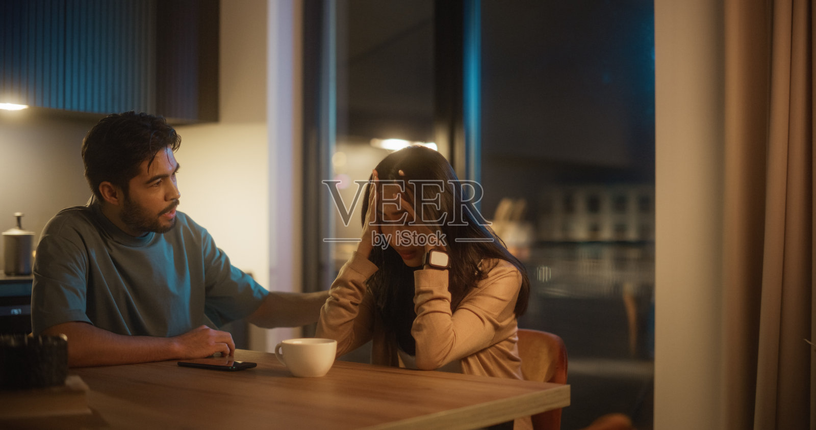 健康关系概念:夫妻双方通过沟通共同解决问题。男友安抚他担心和痛苦的女友，和她说话，确认她的感受并支持她照片摄影图片