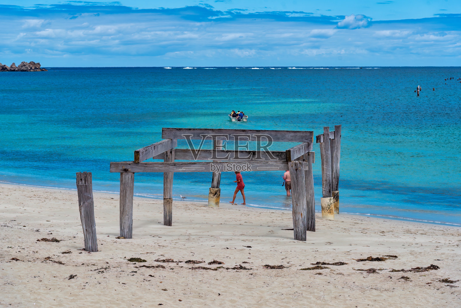 哈梅林湾，一大片明亮的白色沙滩，绿松石般的海水充满了海洋生物，以及壮观的海岸悬崖散步。照片摄影图片