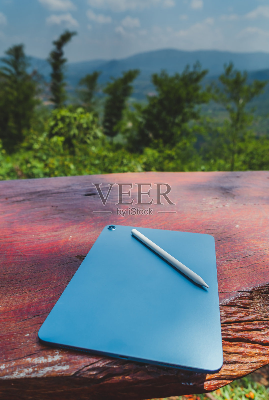 该观点在桌子上放置了一个平板电脑，以查看将工作场所改为休息的概念。照片摄影图片