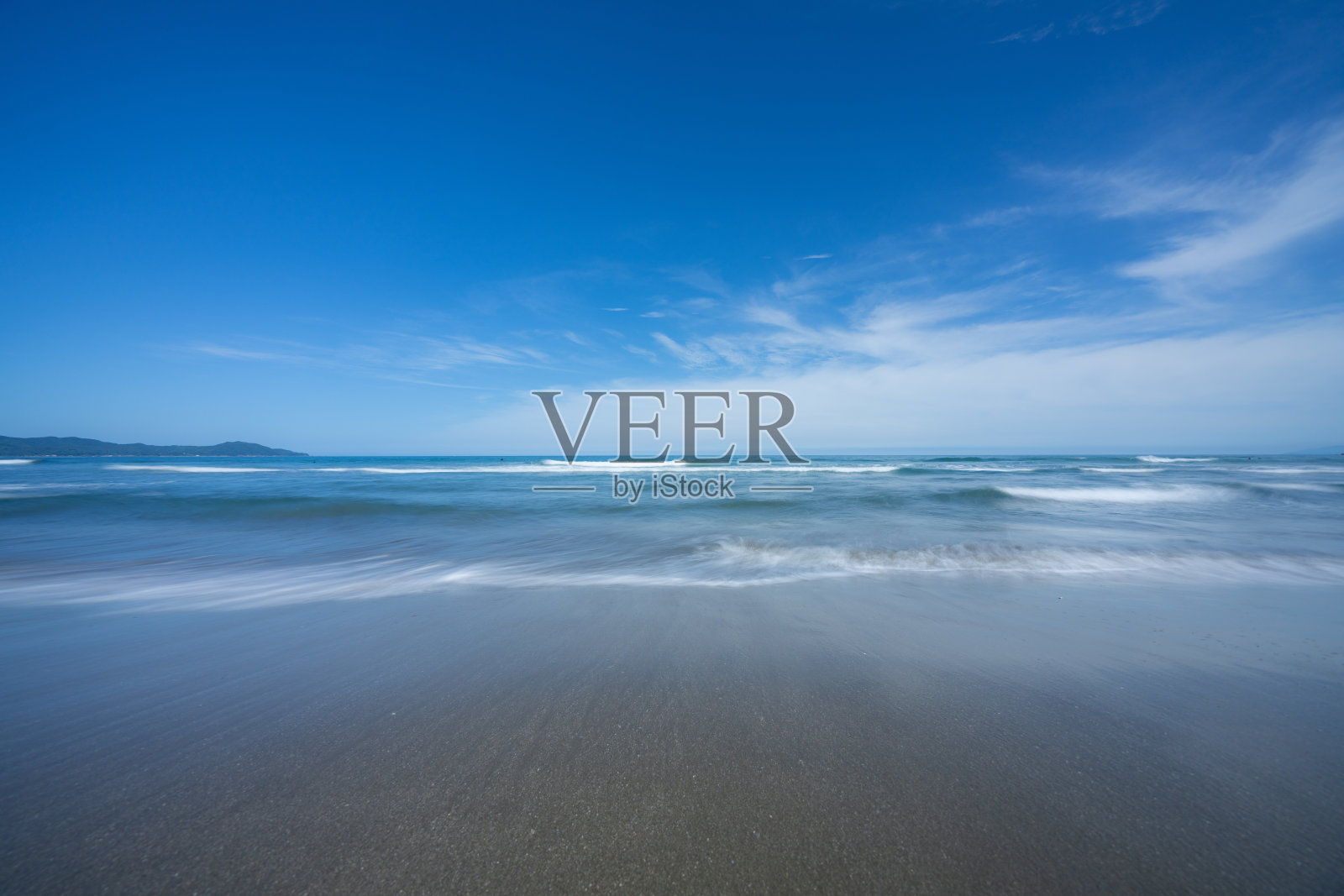 沙滩上的海浪照片摄影图片