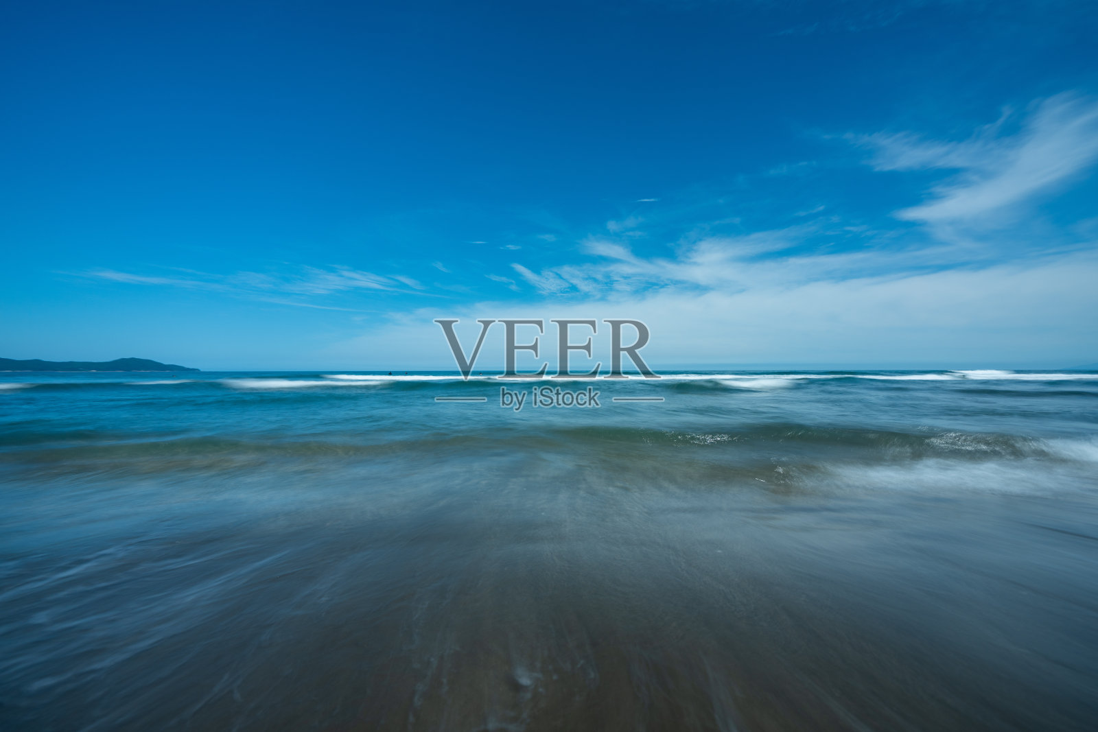 沙滩上的海浪照片摄影图片