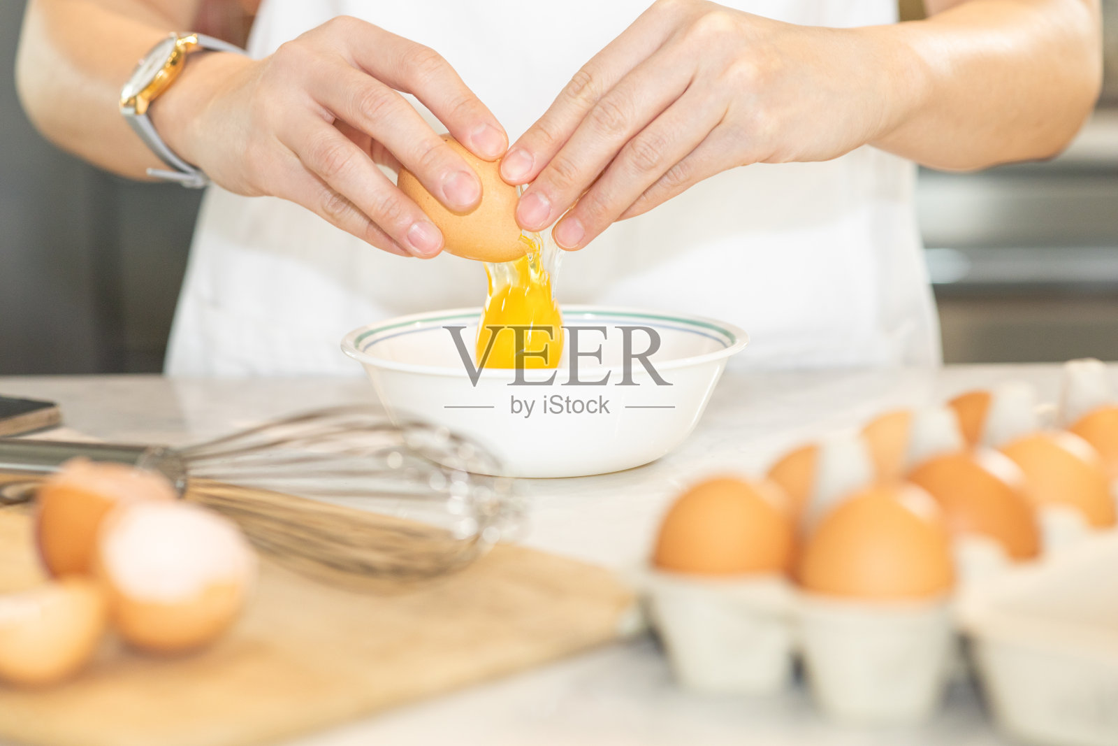 新鲜蛋黄落在碗里，自制餐的概念。照片摄影图片