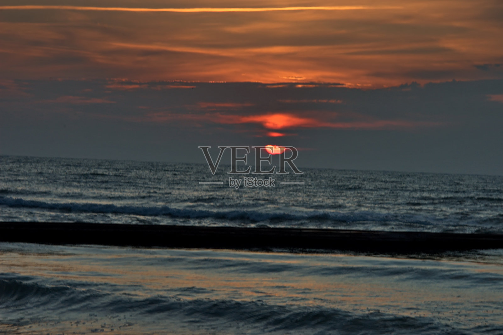 在日出的不同阶段，清晨的利多迪耶索洛海滩的景色照片摄影图片