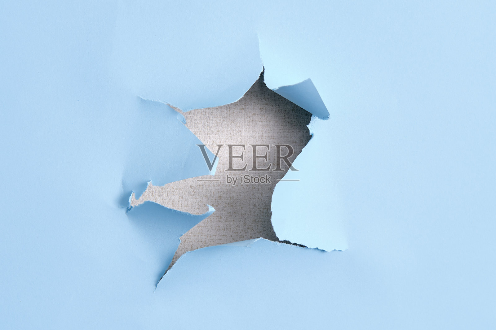 工作室蓝色背景的洞。撕纸背景，拷贝空间照片摄影图片