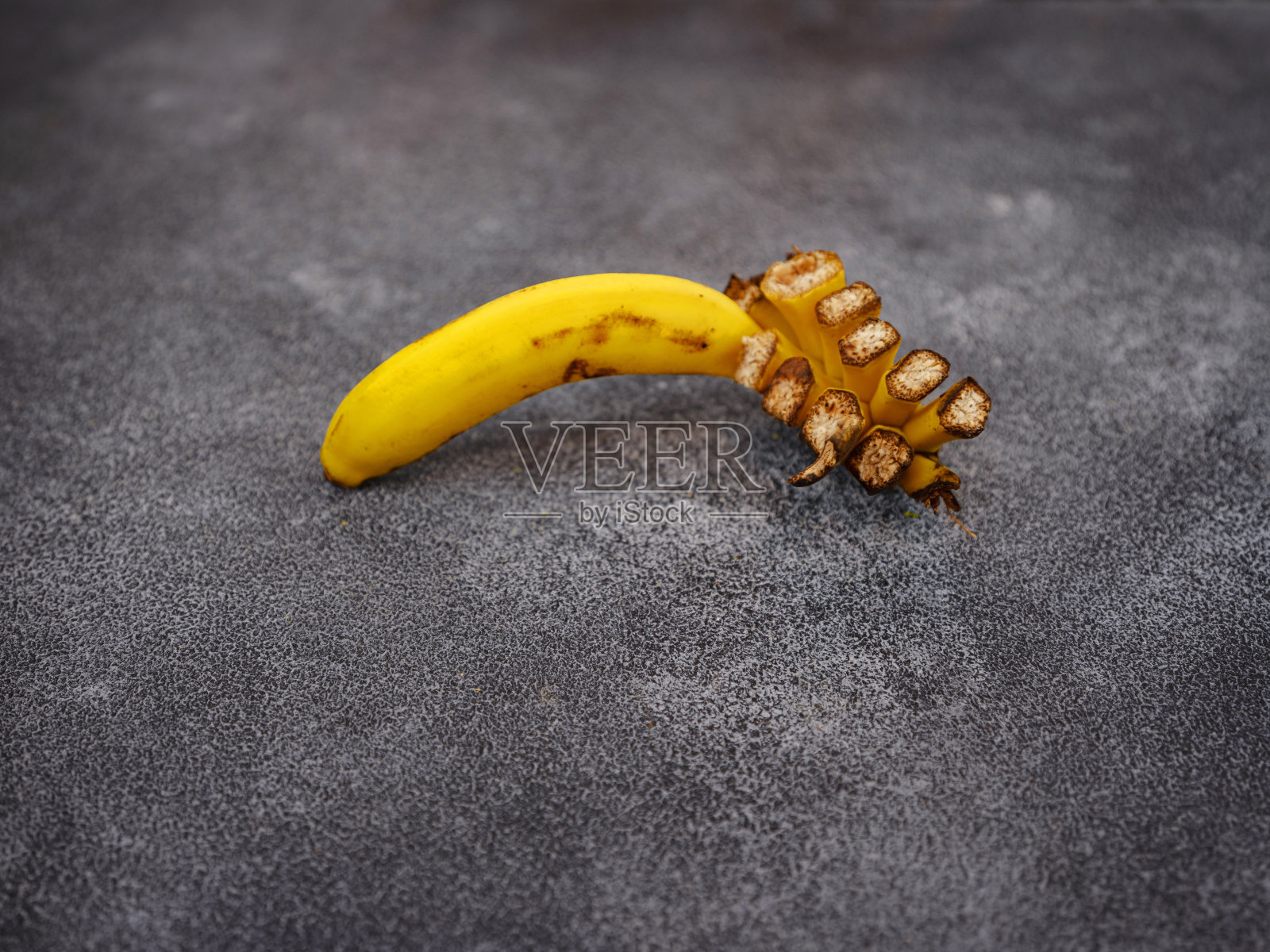 成熟过熟的有机香蕉，黑色背景。照片摄影图片